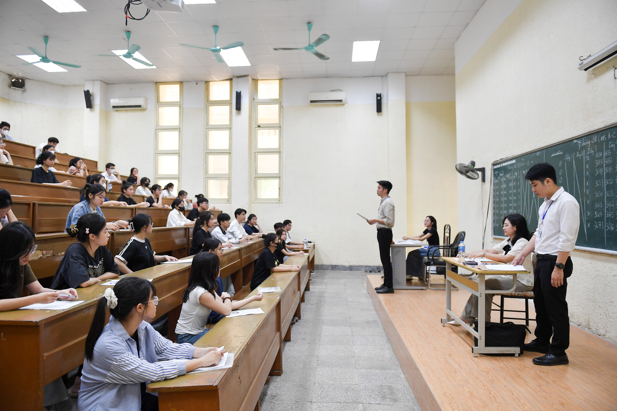 Cán bộ tại các phòng thi phổ biến về quy chế thi tại điểm thi Trường đại học Sư phạm Hà Nội. Cán bộ tại các phòng thi phổ biến về quy chế thi tại điểm thi Trường đại học Sư phạm Hà Nội.