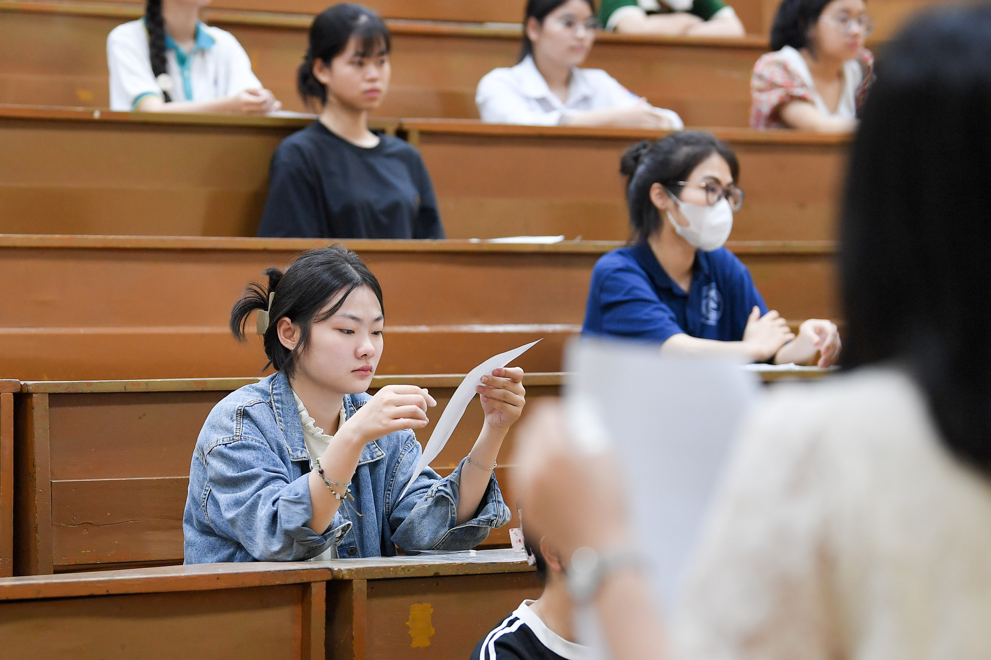 Cán bộ coi thi cũng phổ biến những lưu ý cho các thí sinh. Cán bộ coi thi cũng phổ biến những lưu ý cho các thí sinh.