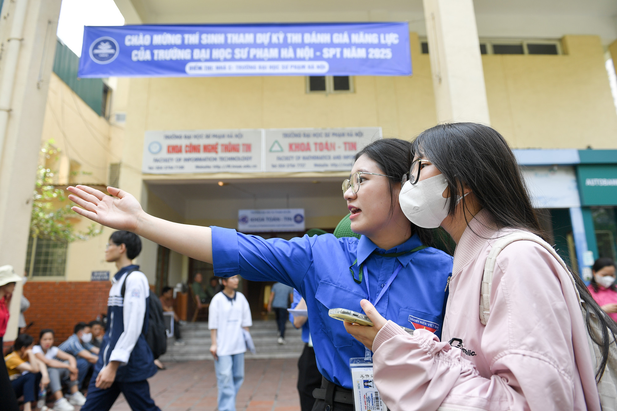 Đội thanh niên tình nguyện hướng dẫn các thí sinh đến các khu vực thi. Đội thanh niên tình nguyện hướng dẫn các thí sinh đến các khu vực thi.