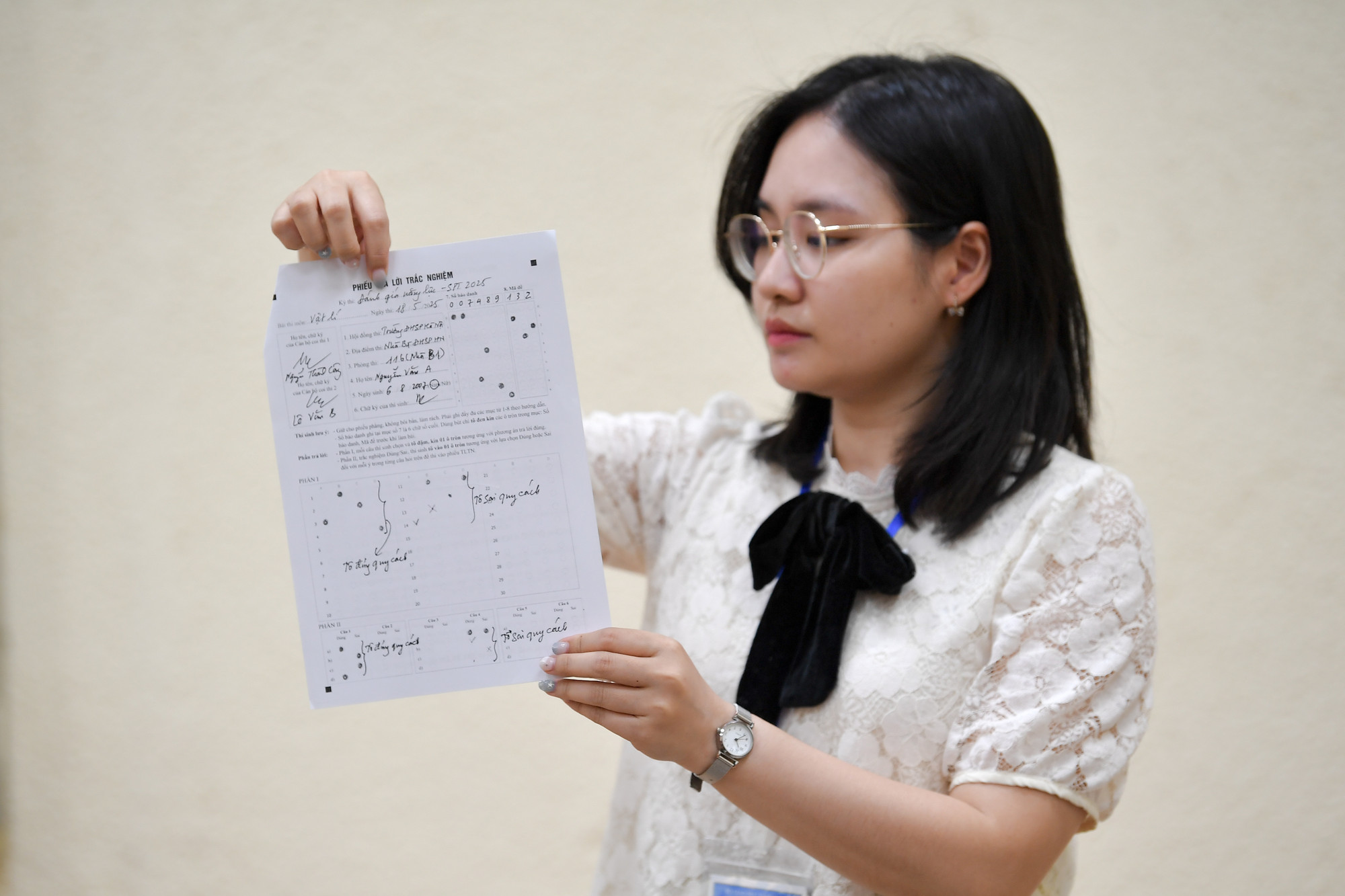 Phiếu trả lời trắc nghiệm mẫu được giám thị đưa ra để tránh sai sót cho các thí sinh. Phiếu trả lời trắc nghiệm mẫu được giám thị đưa ra để tránh sai sót cho các thí sinh.