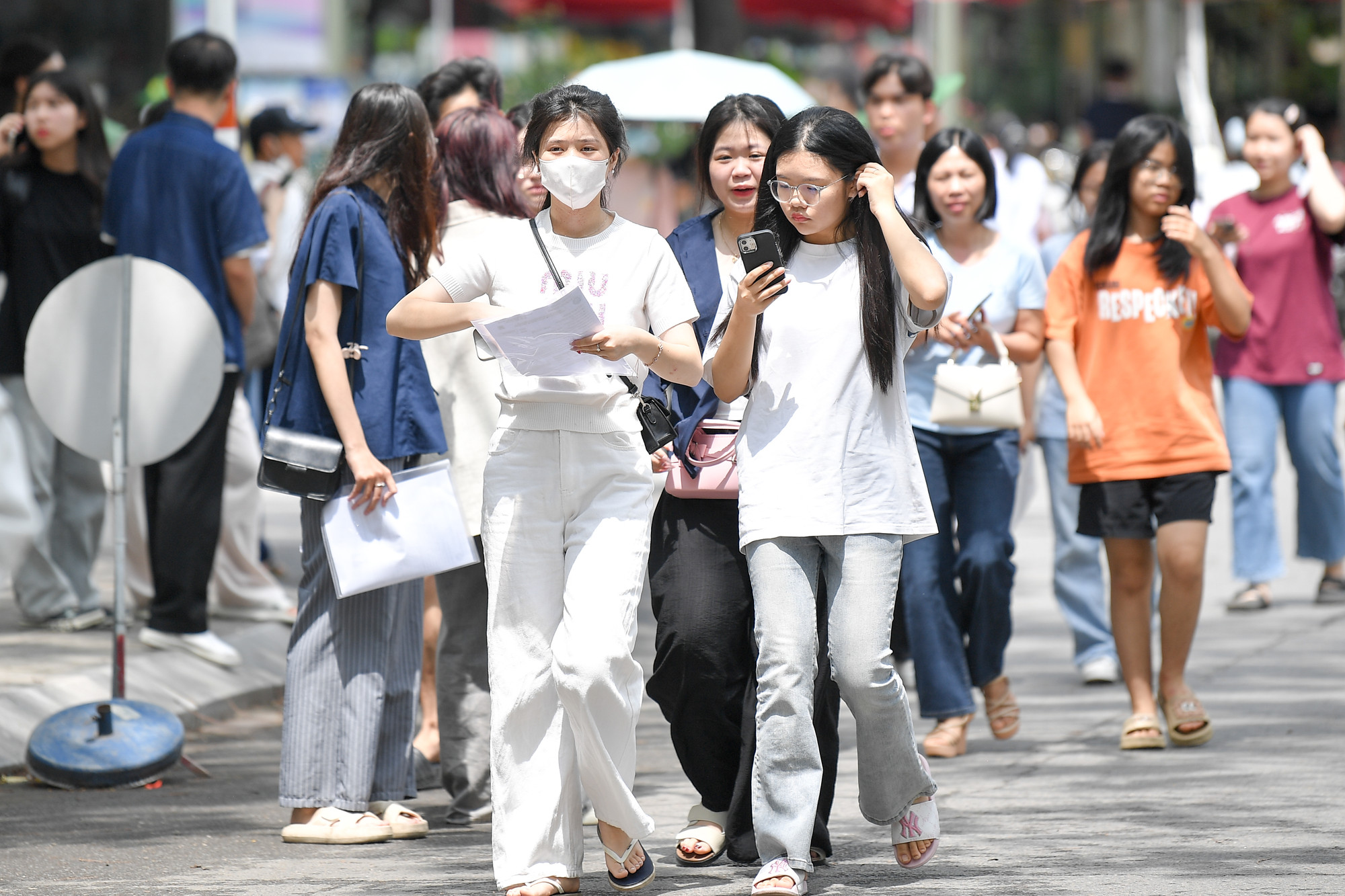 Sáng nay, các thí sinh đã có mặt tại điểm thi Trường đại học Sư phạm Hà Nội để làm thủ tục dự thi. Sáng nay, các thí sinh đã có mặt tại điểm thi Trường đại học Sư phạm Hà Nội để làm thủ tục dự thi.