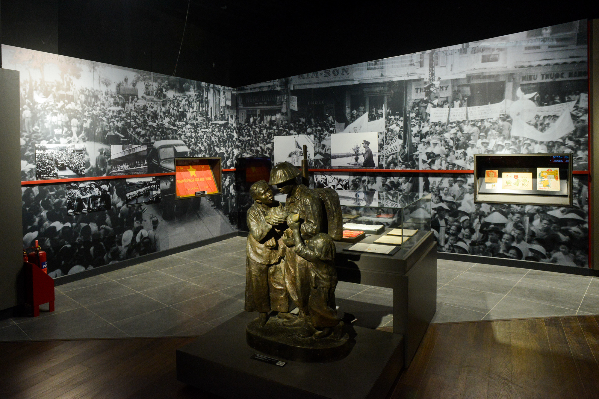 Tượng điêu khắc: Nắm đất miền nam do nhà điêu khắc Phạm Xuân Thi sáng tác năm 1955.