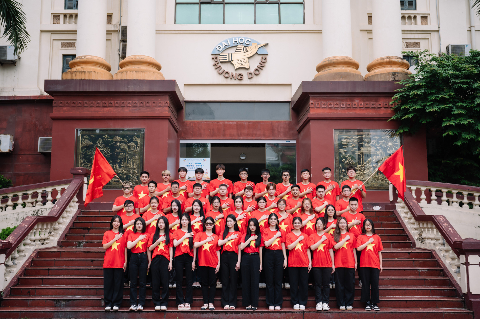 Hòa chung không khí của ngày Quốc khánh 2/9, các bạn sinh viên ngành Du lịch, Trường đại học Phương Đông đã cùng nhau mặc áo cờ đỏ sao vàng chụp ảnh tại trường thể hiện lòng yêu nước.