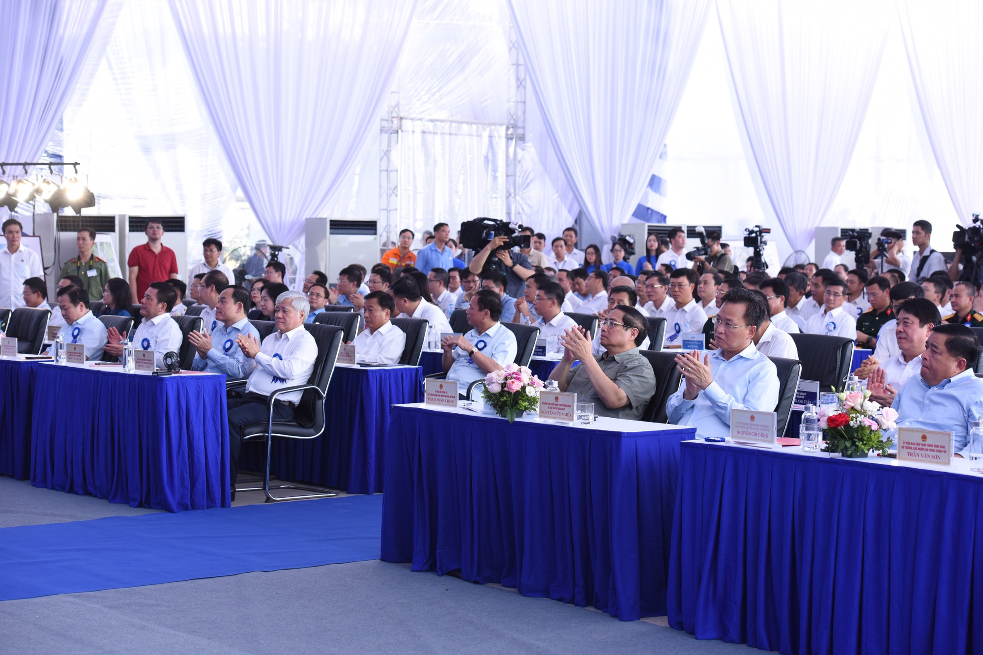 Thủ tướng Phạm Minh Chính và các đại biểu tham dự buổi Lễ khánh thành đường dây 500kV mạch 3 tại điểm cầu Phố Nối.