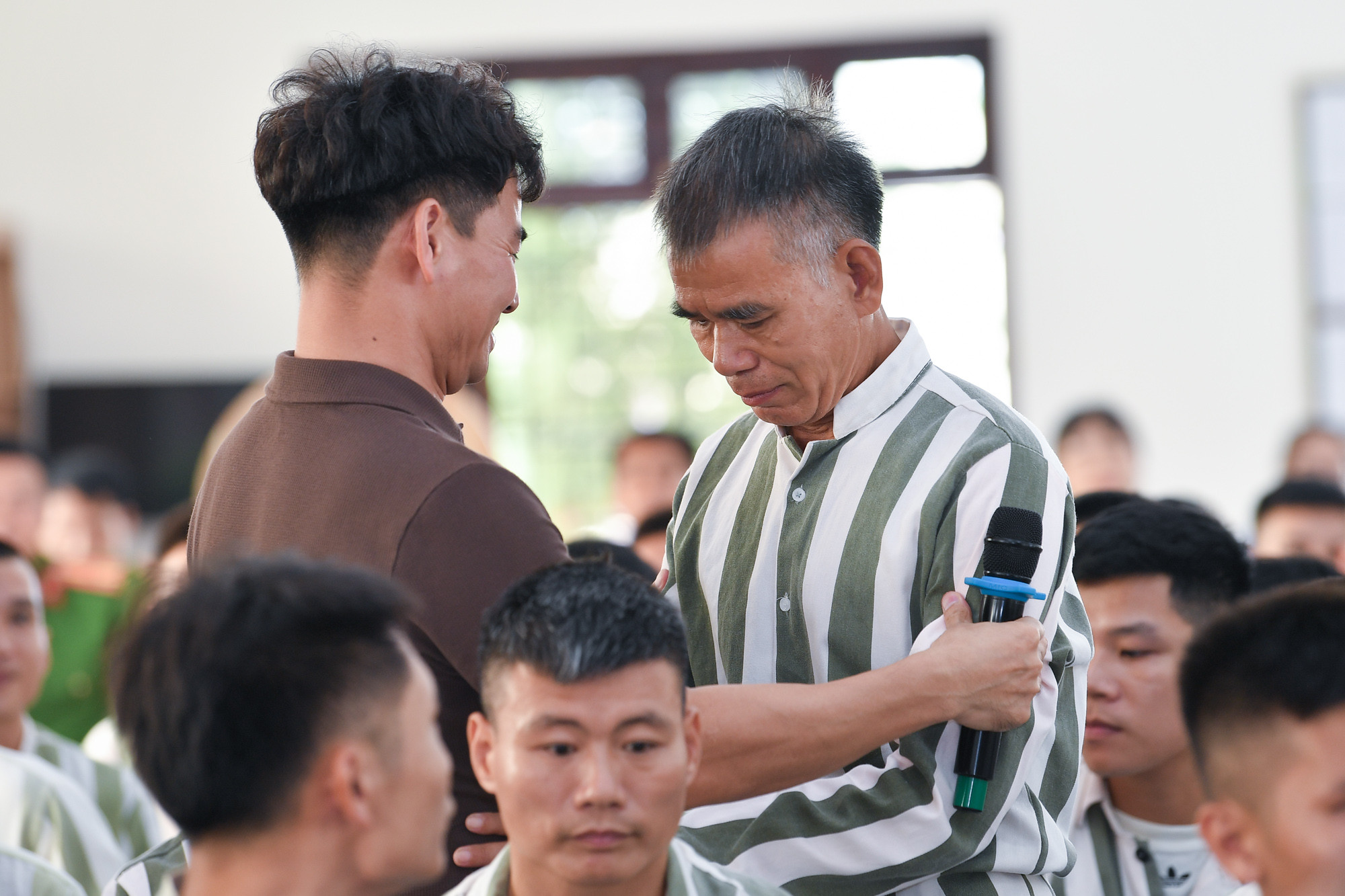 Những giọt nước mắt đã rơi trên khuôn mặt của những phạm nhân tại phân trại số 2 - Trại giam Thanh Xuân.