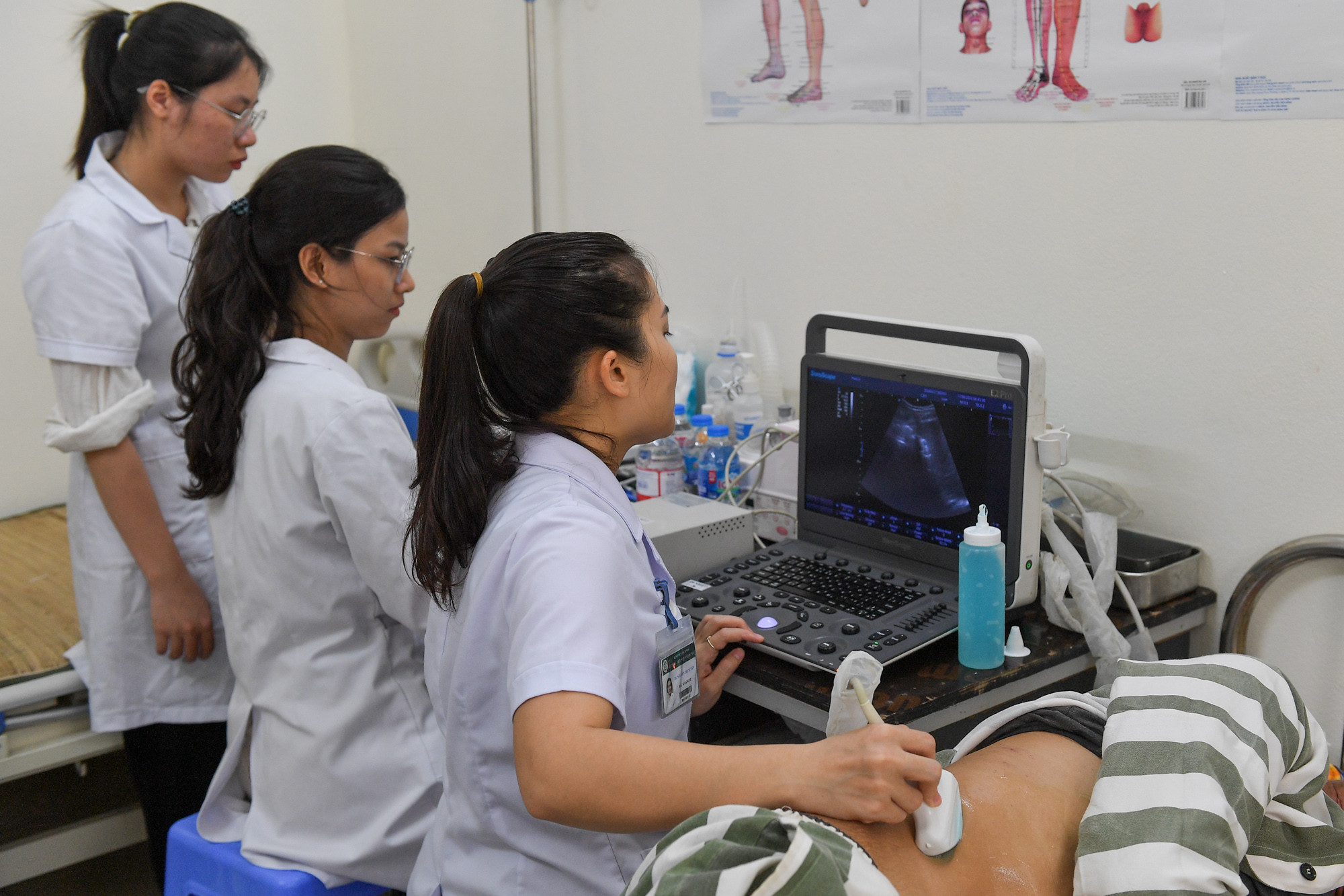 Những trang thiết bị được đội ngũ y, bác sĩ mang đến để trực tiếp thăm khám cho các phạm nhân tại phân trại số 2 - Trại giam Thanh Xuân.