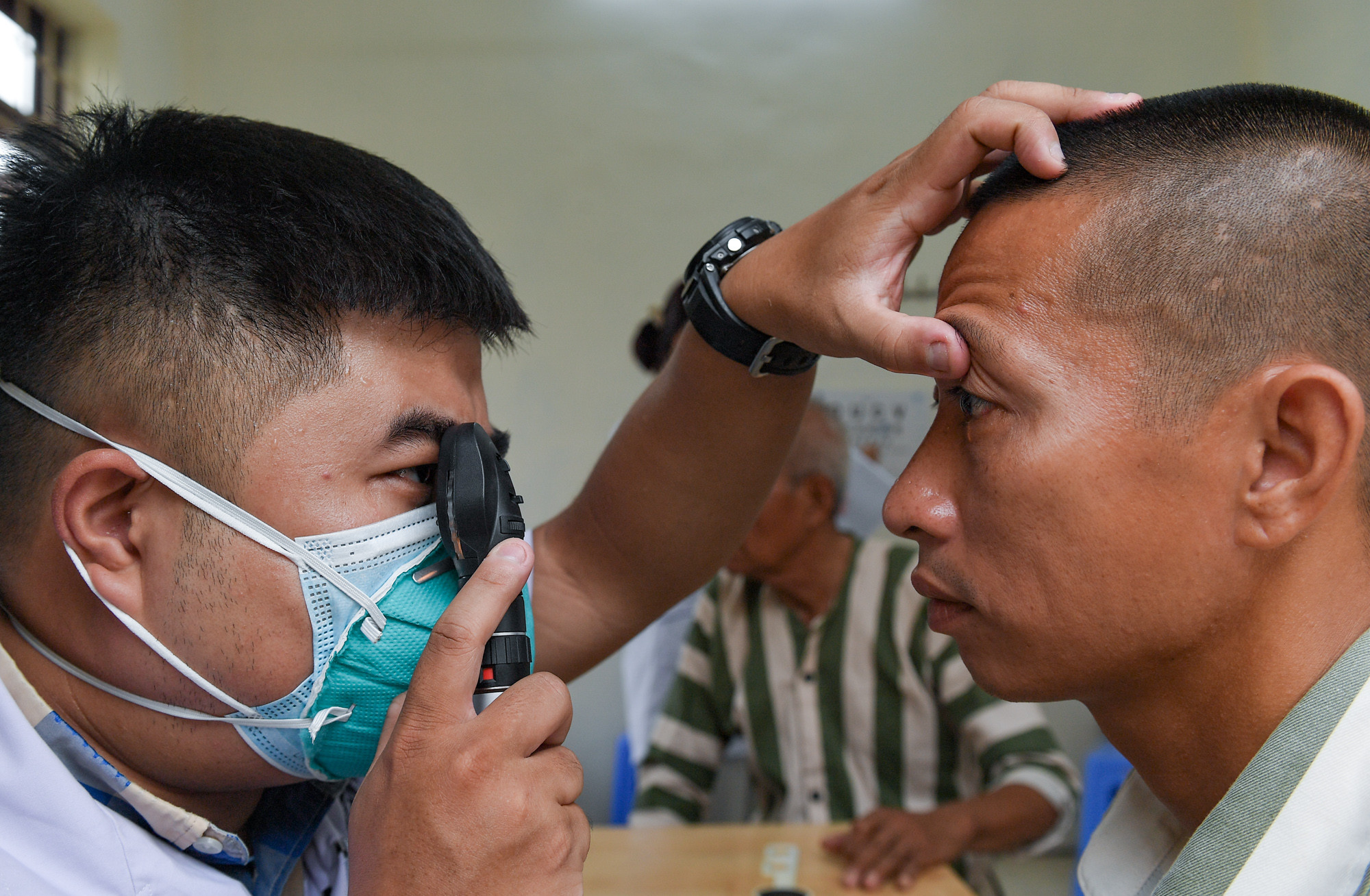 Các y, bác sĩ sẽ tham gia khám tổng quát, tim mạch, hô hấp, mắt, dinh dưỡng, nội tiết, cơ xương khớp, da liễu, đo huyết áp, siêu âm, điện tim cho 500 phạm nhân đang cải tạo tại Phân trại số 2 - Trại giam Thanh Xuân.