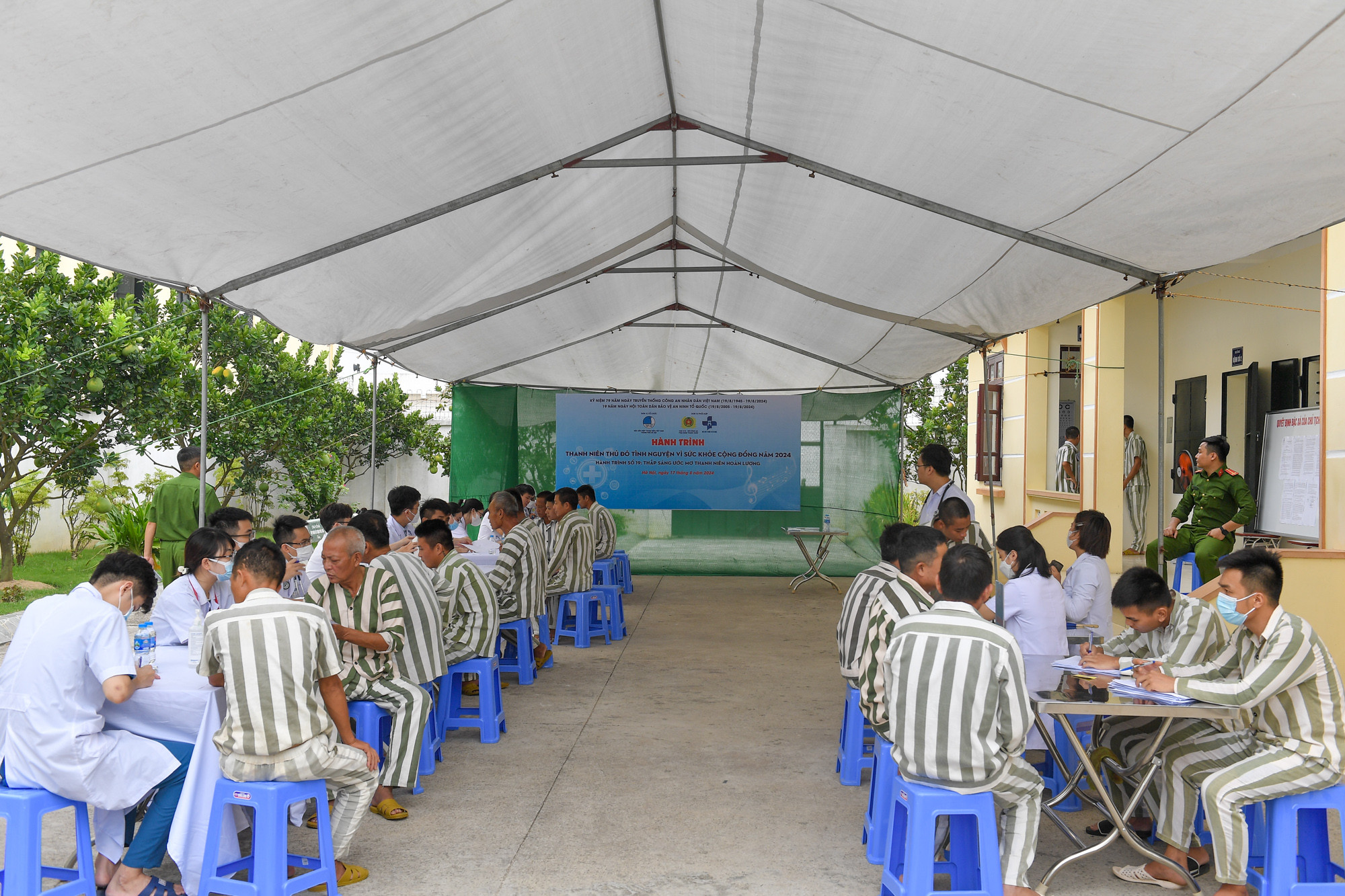 Trong khuôn khổ chương trình, Thành đoàn - Hội Liên hiệp Thanh niên Thành phố tổ chức khám tổng quát, tư vấn sức khỏe cho 500 phạm nhân.