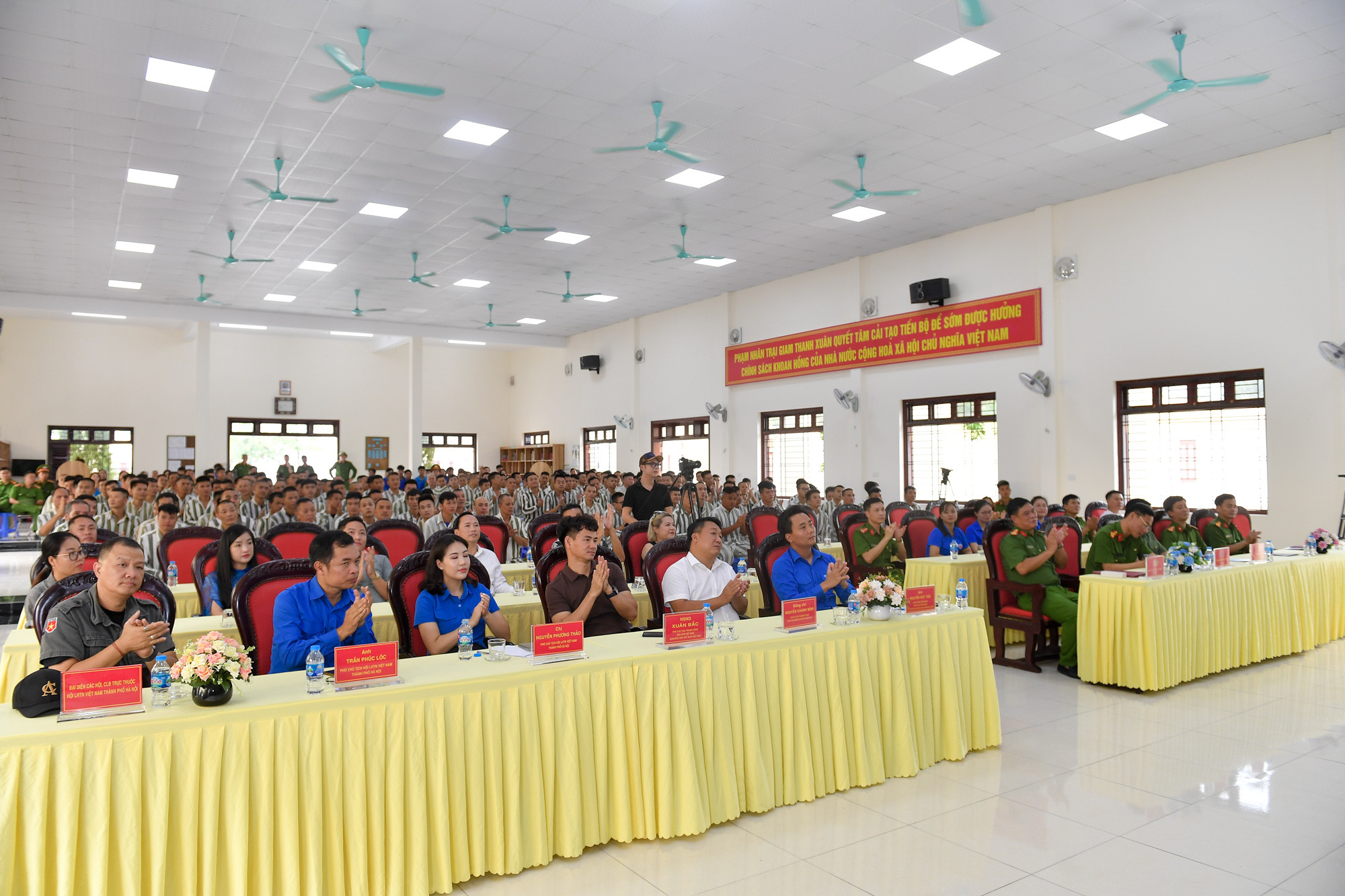 Các đồng chí lãnh đạo đại diện Trung ương Đoàn - Trung ương Hội Liên hiệp Thanh niên thành phố Hà Nội cùng các đại biểu và 200 phạm nhân đang cải tạo tại Trại giam Thanh Xuân.