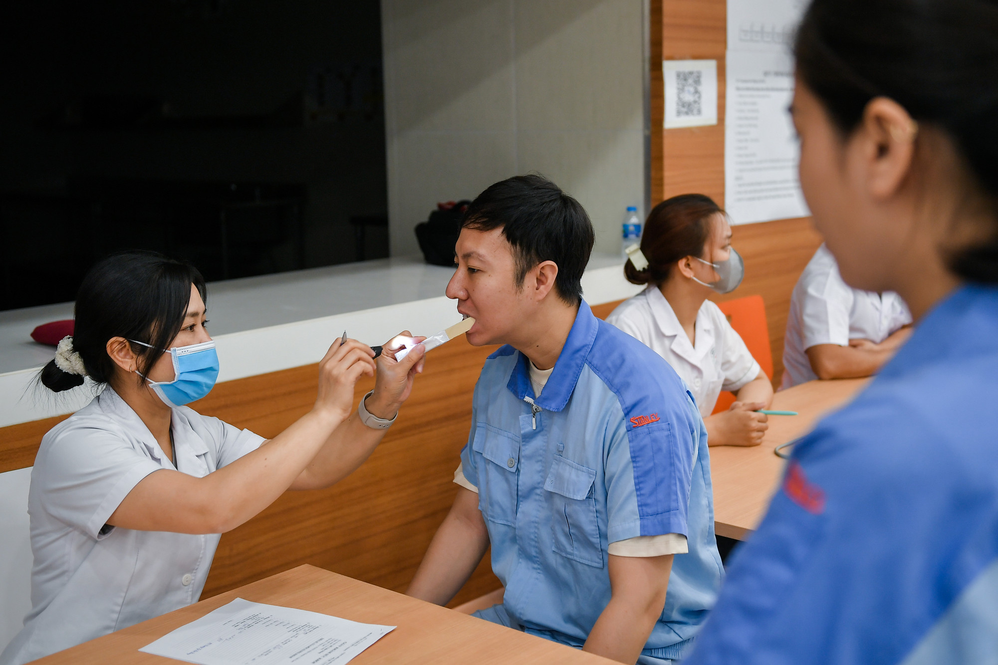 500 công nhân được khám tổng quan ngay tại chương trình.