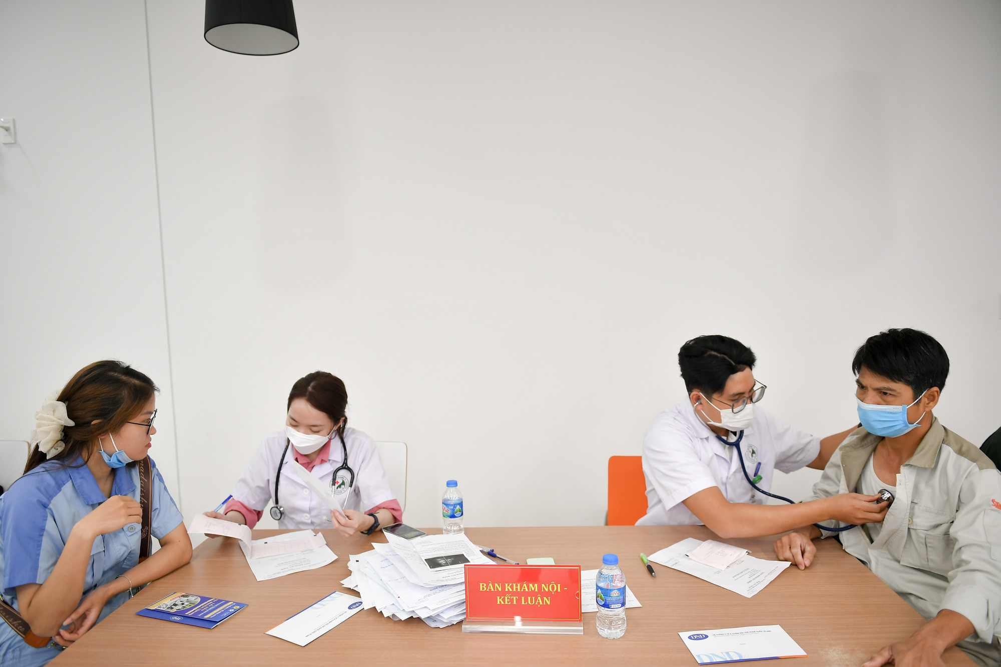 Sau khi đi các bàn từ lấy mẫu xét nghiệm, khám chuyên khoa công nhân sẽ quay về bàn kết luận.