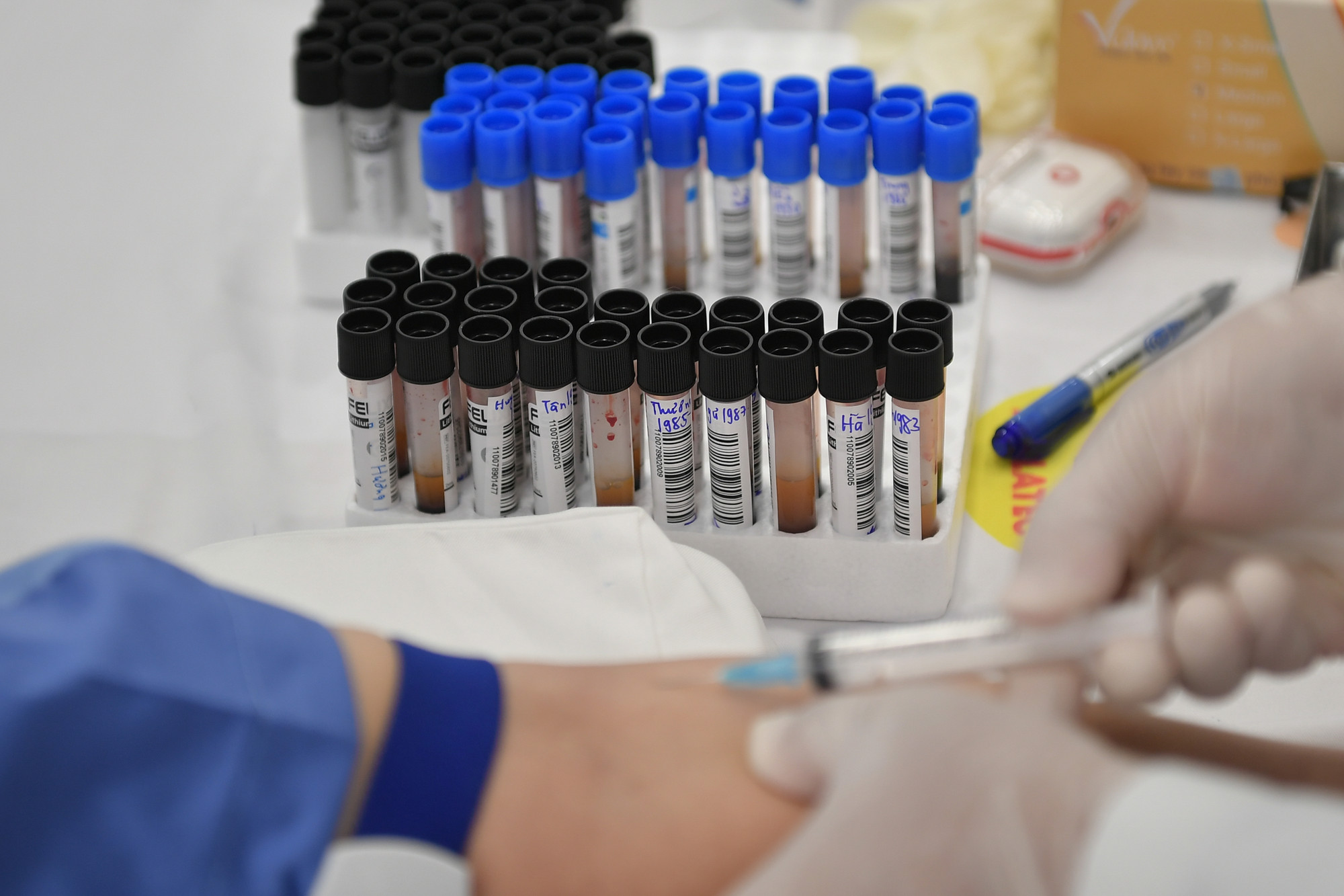 Bác sĩ của Bệnh viện đa khoa Medlatec lấy mẫu xét nghiệm cho công nhân.