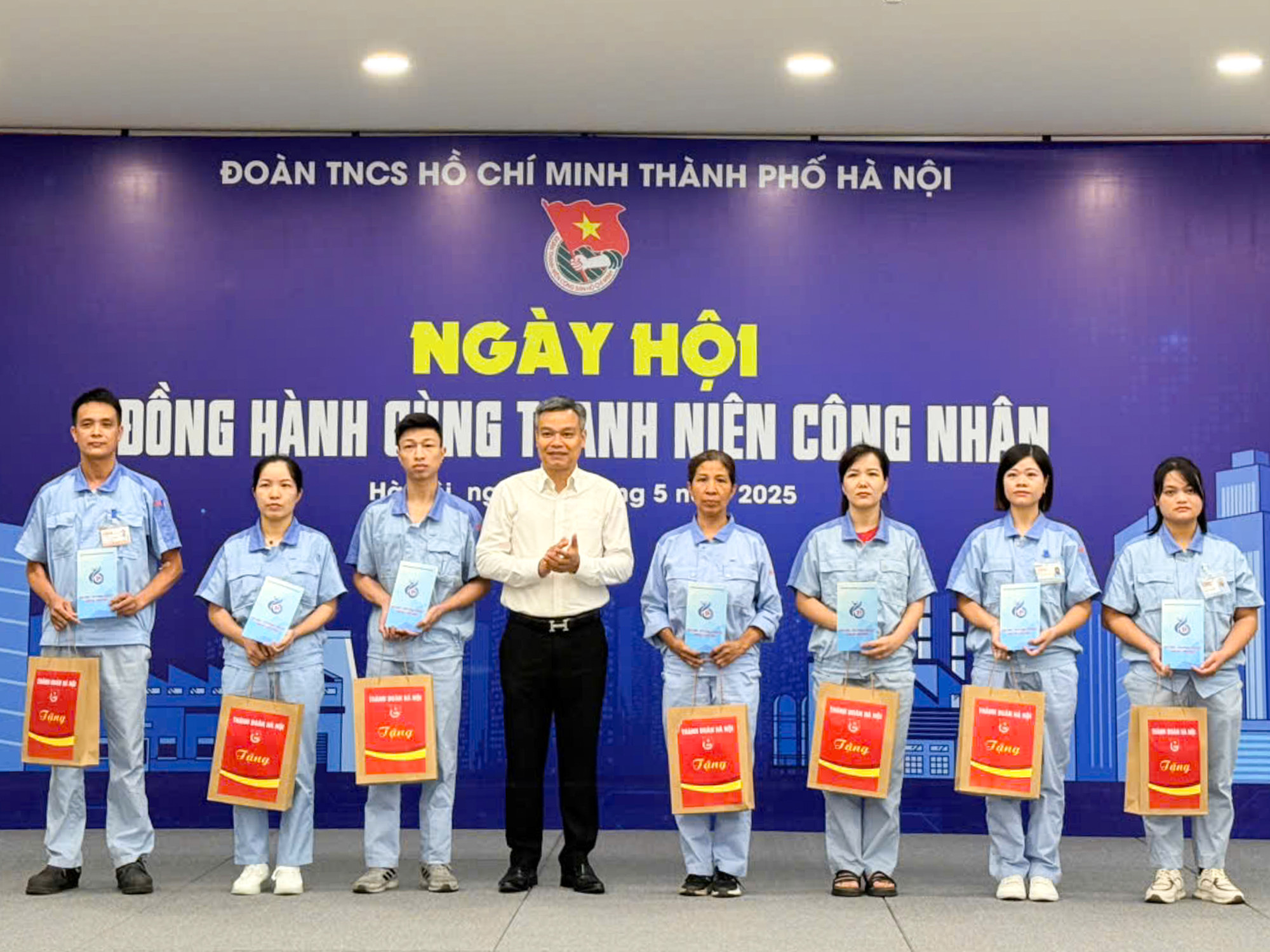 20 suất quà tặng thanh niên công nhân vượt khó có thành tích tốt trong lao động sản xuất.