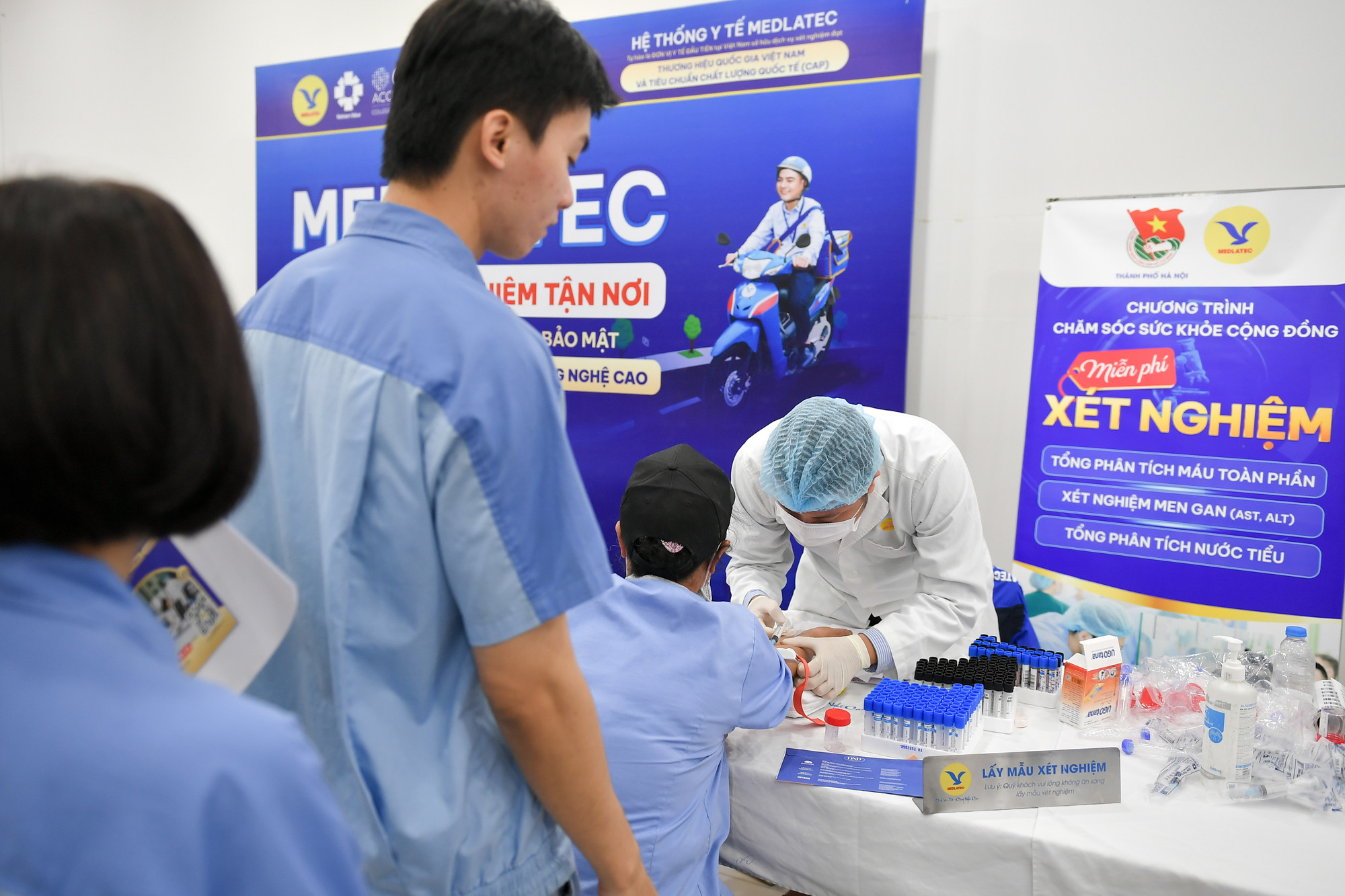 Bác sĩ của Bệnh viện đa khoa Medlatec lấy mẫu xét nghiệm cho công nhân.