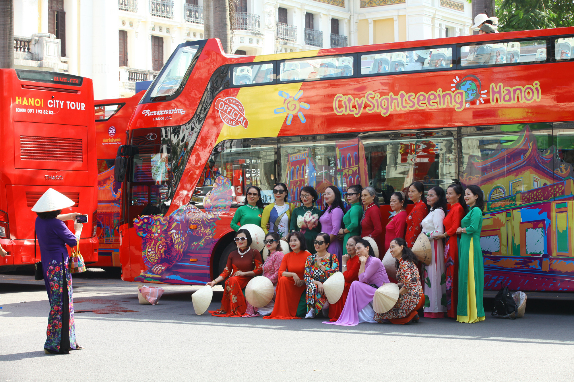 Người dân và du khách thích thú trải nghiệm xe buýt 2 tầng “Tinh hoa áo dài”. Người dân và du khách thích thú trải nghiệm xe buýt 2 tầng “Tinh hoa áo dài”.