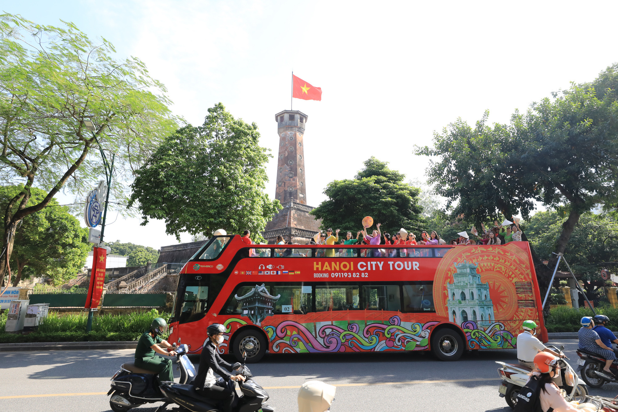 Lễ hội còn ghi dấu ấn với các sự kiện đặc biệt như chương trình "Áo dài kết nối Du lịch và Di sản Hà Nội năm 2024", thử thách "Check in Ha Noi" với Áo dài, và City Bus "Tinh hoa áo dài", thu hút sự tham gia nhiệt tình của người dân và du khách. Lễ hội còn ghi dấu ấn với các sự kiện đặc biệt như chương trình "Áo dài kết nối Du lịch và Di sản Hà Nội năm 2024", thử thách "Check in Ha Noi" với Áo dài, và City Bus "Tinh hoa áo dài", thu hút sự tham gia nhiệt tình của người dân và du khách.