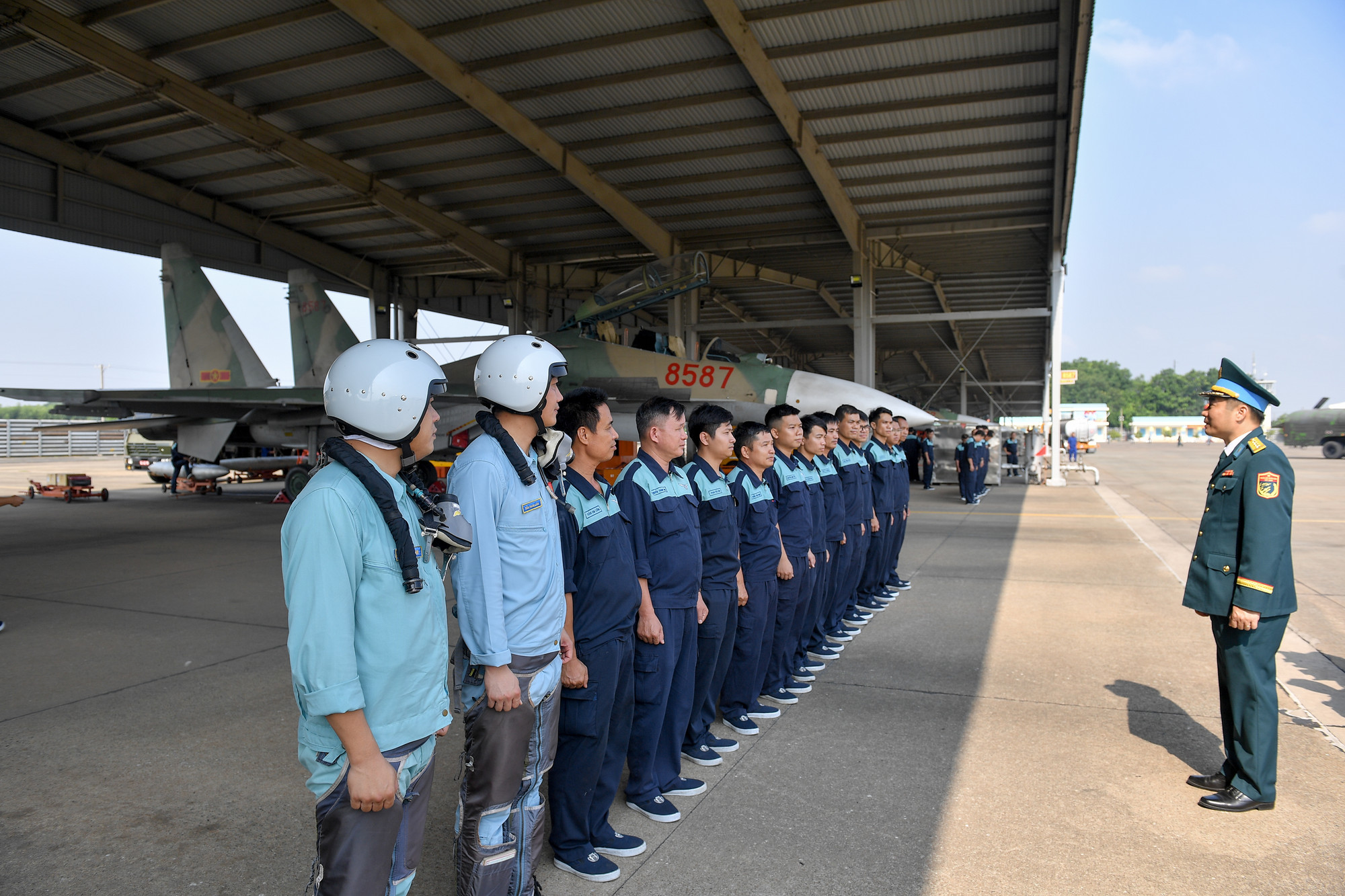 Ngay sau khi đưa tàu bay vào vị trí đỗ, Đại tá Nguyễn Huy Tuấn - Phó Chính ủy Quân chủng Phòng không - Không quân, Bộ Quốc phòng - đến chúc mừng các phi công hoàn thành xuất sắc nhiệm. Thay mặt Quân chủng, Đại tá Nguyễn Huy Tuấn đã tặng hoa, chúc mừng các phi đội hoàn thành xuất sắc nhiệm vụ dịp đại lễ 30/4.