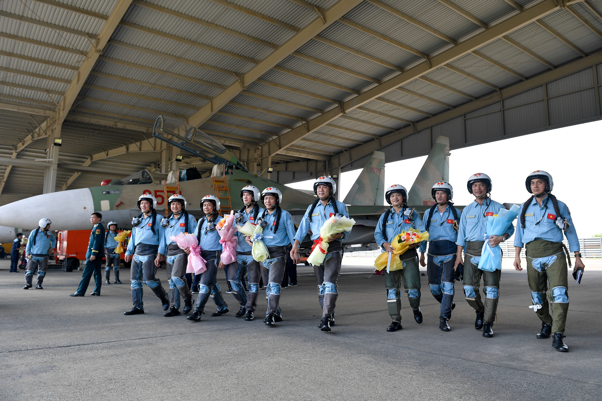 Không khí hân hoan của những chiến sĩ không quân khi hoàn thành xuất sắc nhiệm vụ được giao.