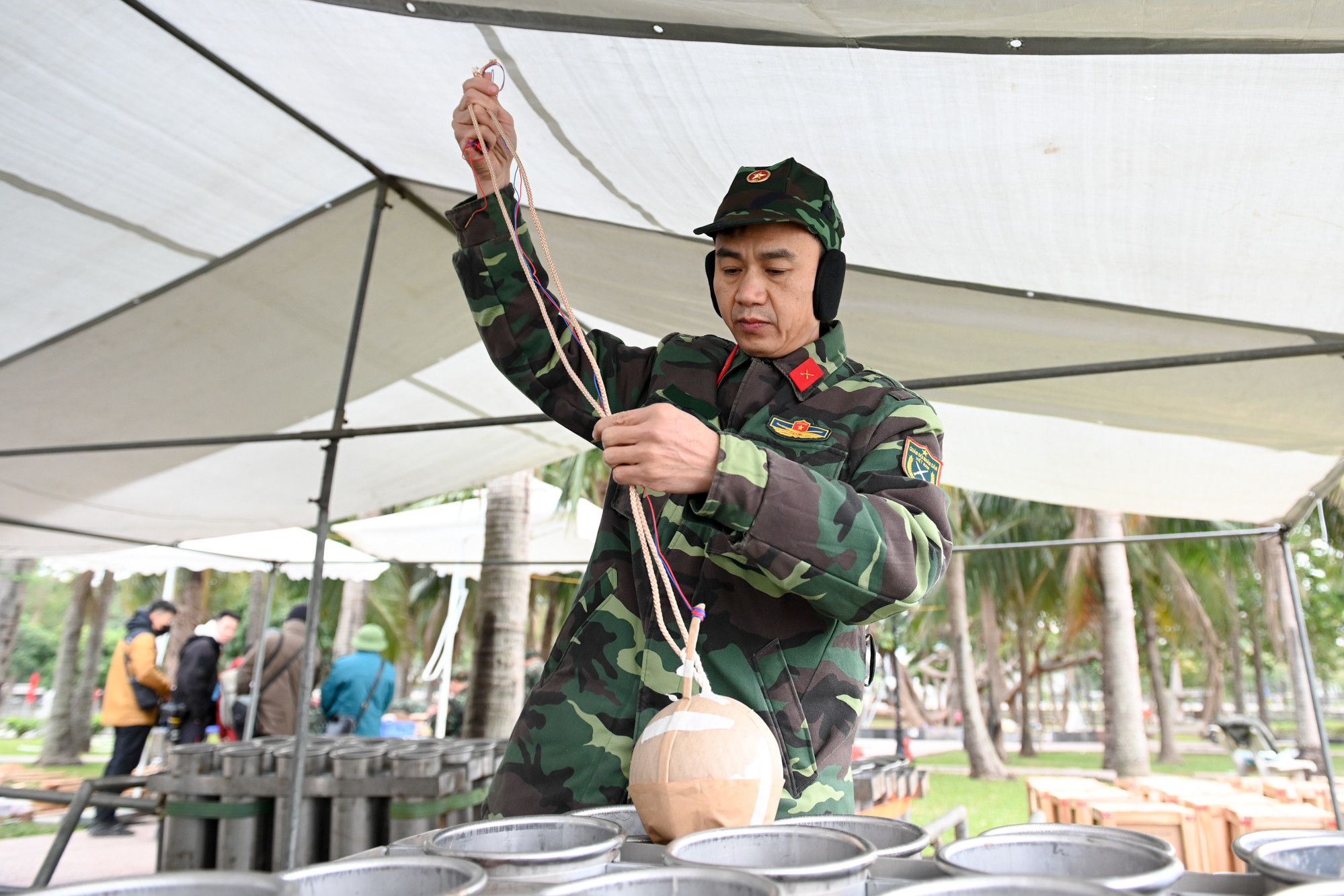 Lực lượng chức năng tiến hành thả các quả đạn tầm cao vào ống phóng. Các ống phóng được làm bằng chất liệu kim loại, có các đường kính khác nhau để phù hợp với kích cỡ từng loại pháo hoa.