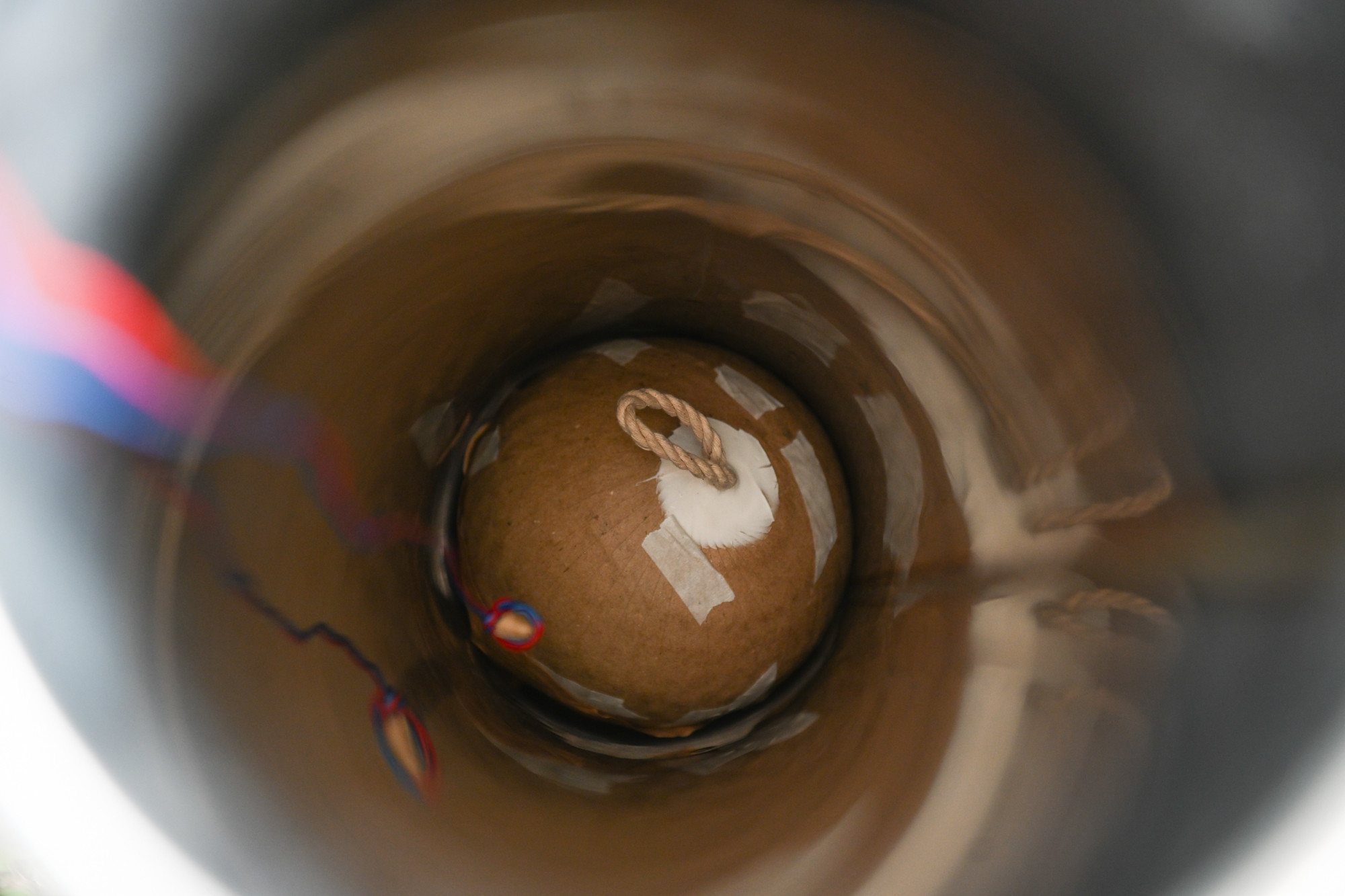 Quả đạn tầm cao trong ống phóng.