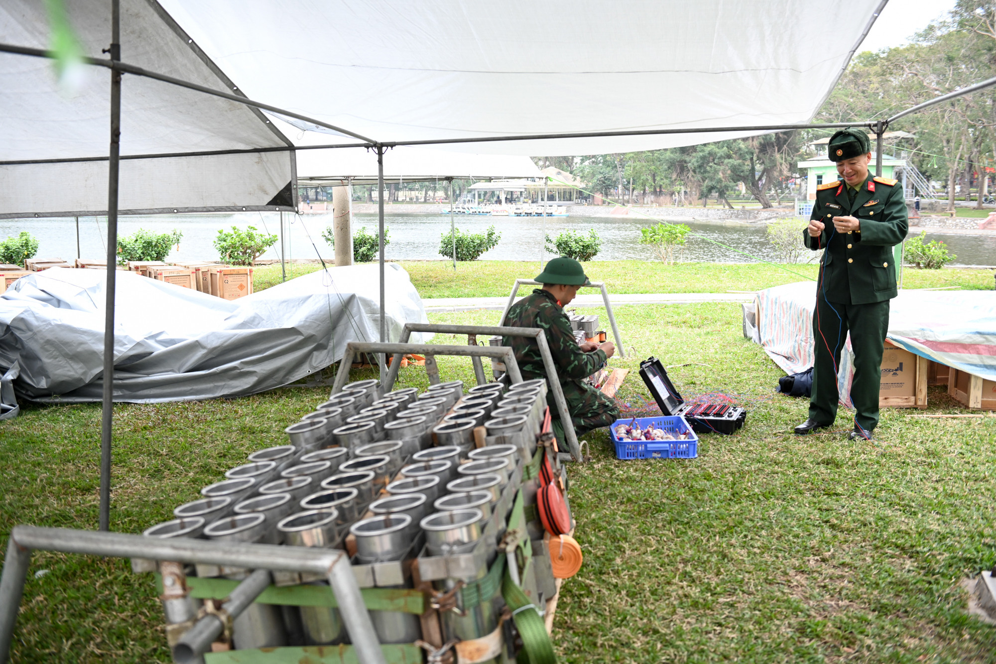 Bên trong trận địa, các giàn pháo hoa tầm cao đã được lắp đặt cố định, sẵn sàng đưa pháo vào ống phóng.