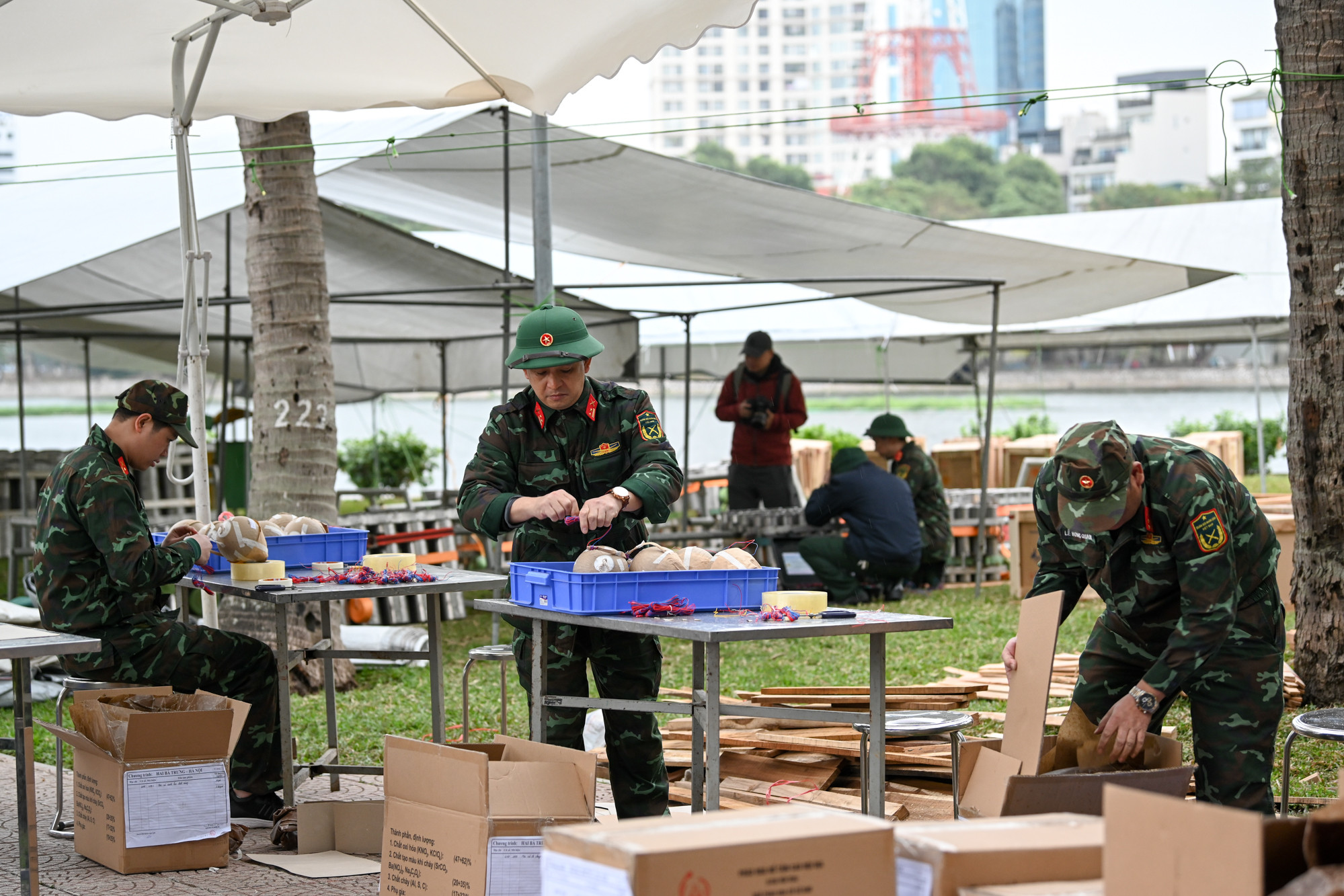 Hơn 100 cán bộ, chiến sĩ Ban Chỉ huy Quân sự Quận Hai Bà Trưng cùng đơn vị dân quân các phường trong quận và lực lượng tăng cường của Bộ Tư lệnh Thủ đô đã có mặt để thực hiện nhiệm vụ.