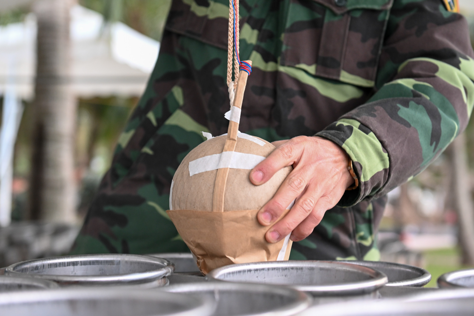 Việc lắp đặt các dàn pháo được các chiến sĩ tiến hành khẩn trương và bảo đảm an toàn tuyệt đối.