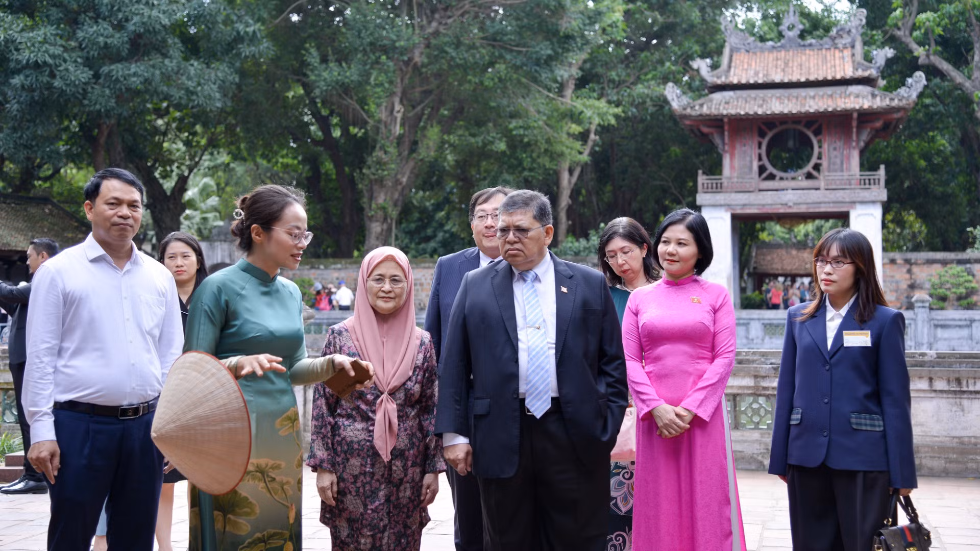 Chủ tịch Hạ viện Malaysia Tan Sri Dato’ Johari Bin Abdul và Phu nhân cùng Đoàn thăm Di tích quốc gia đặc biệt Văn Miếu-Quốc Tử Giám.
