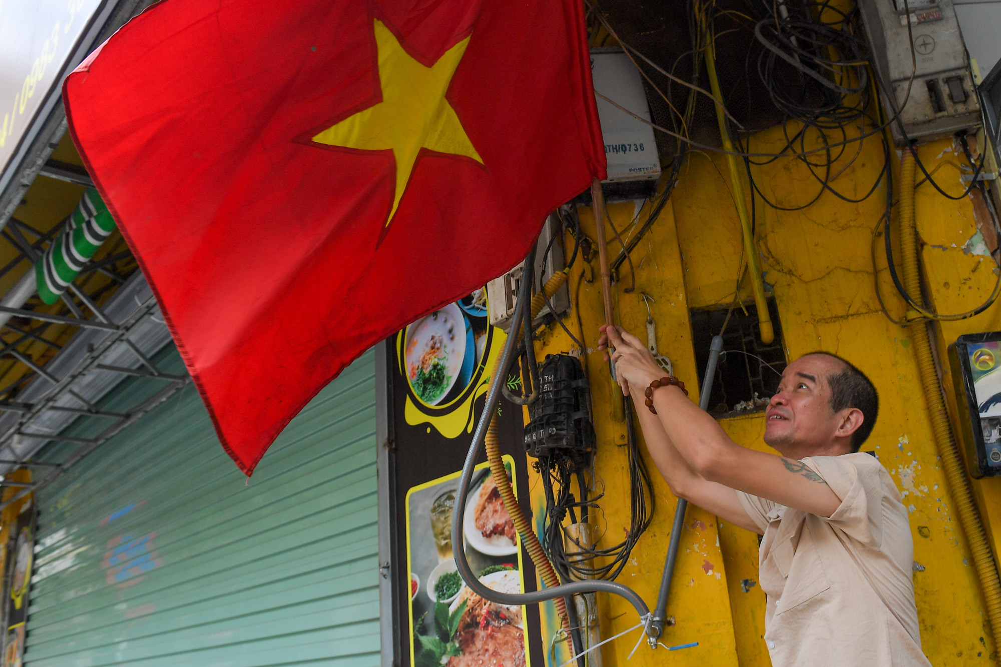 Người dân Thủ đô treo cờ Tổ quốc chào chào mừng kỷ niệm 79 năm Cách mạng tháng Tám và Quốc khánh 2/9. Người dân Thủ đô treo cờ Tổ quốc chào chào mừng kỷ niệm 79 năm Cách mạng tháng Tám và Quốc khánh 2/9.