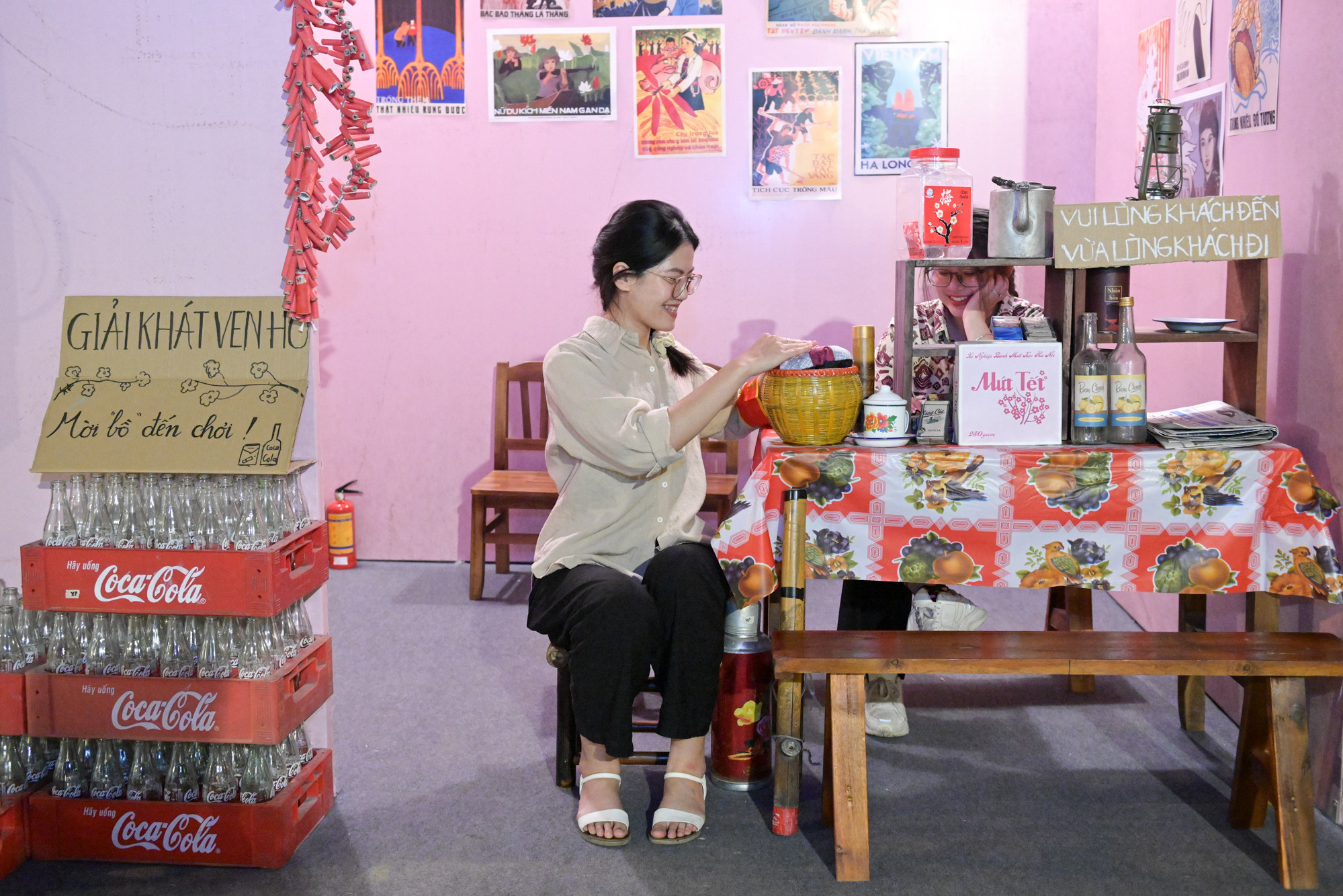 Khách du lịch tham gia các hoạt động trải nghiệm theo chủ đề như: Trang trí tem phiếu bao cấp, trò chơi ghép hình, cho thuê trang phục, chụp ảnh theo chủ đề…