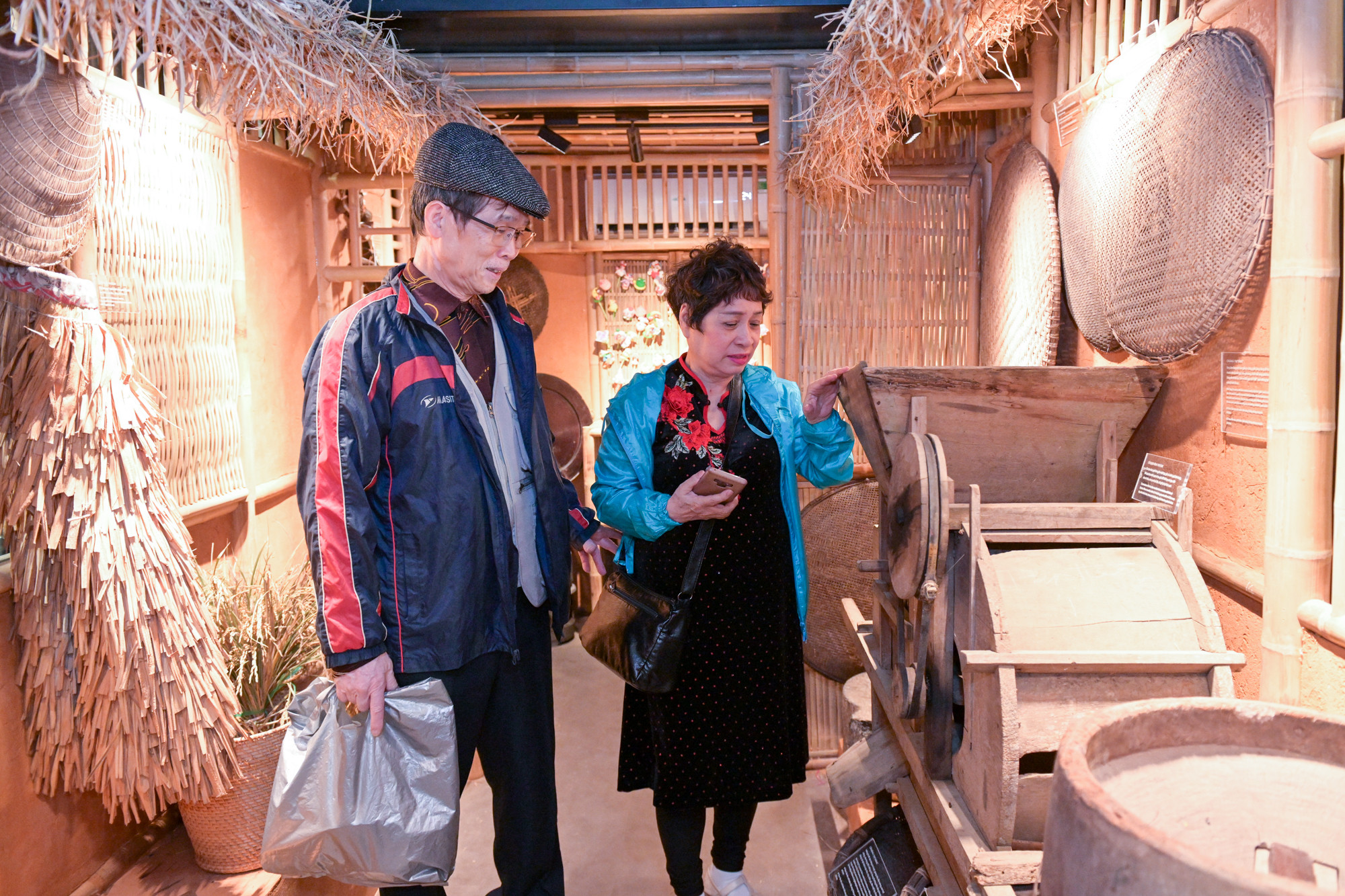 4 toa xe thuộc Tuyến tàu điện số 6, mỗi toa tàu điện sẽ mang một chủ đề ẩm thực đặc trưng của Hà Nội và Việt Nam như: lúa-thóc-gạo, phở-bún-sợi, bếp-chạn-mâm…. Các toa xe như tạo thành những chuyến tàu chuyên chở di sản, "bảo tàng mini" về văn hóa, ẩm thực.