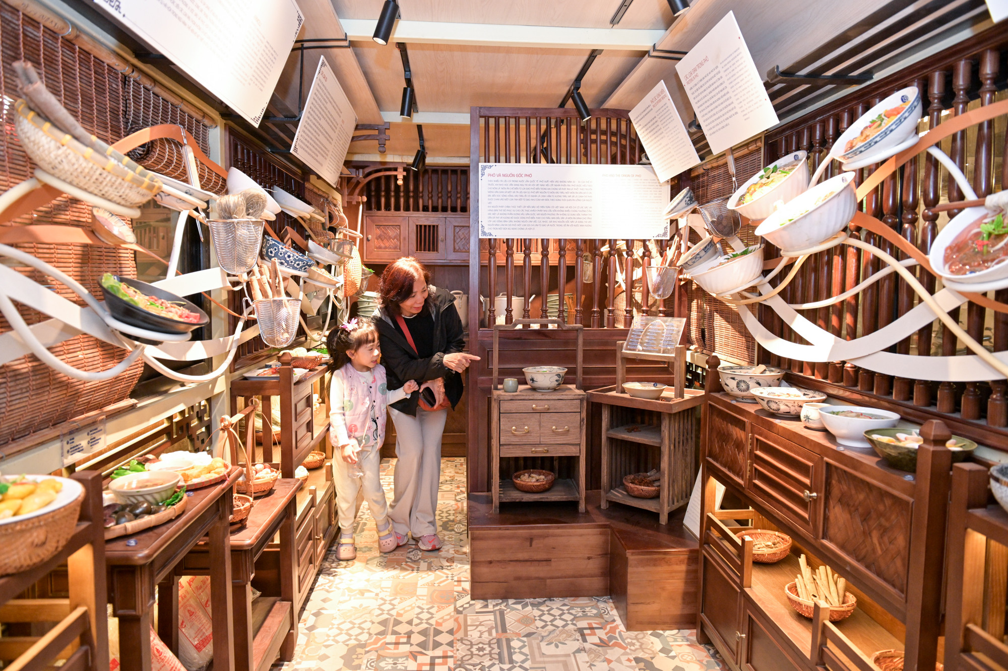 Nhiều người dân thích thú tham quan trải nghiệm Tuyến tàu điện số 6 - “Bảo tàng đường phố Hà Nội”.