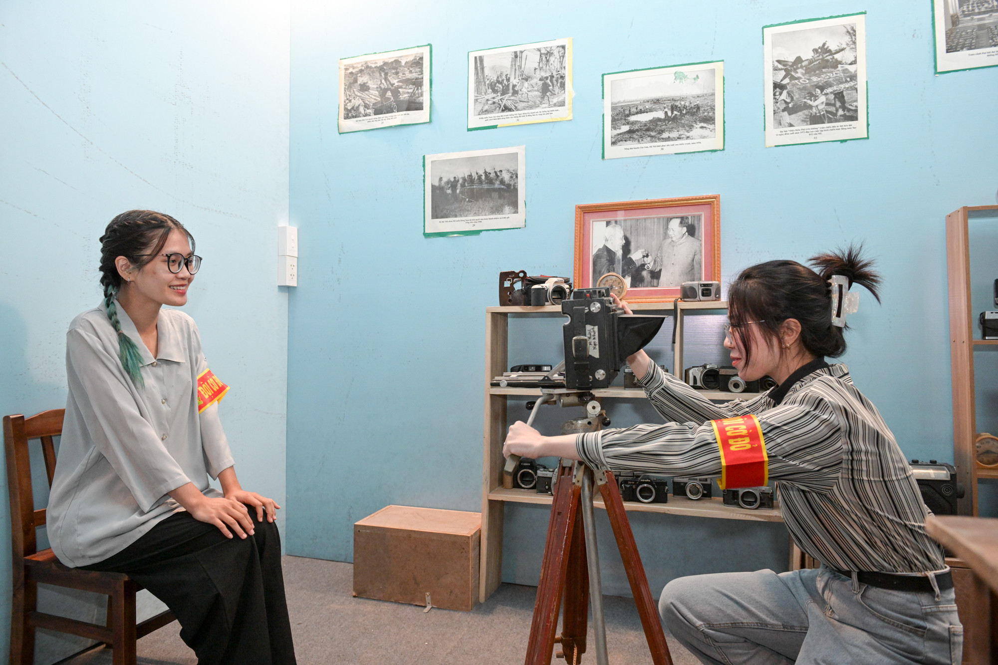 Các bạn trẻ thích thú với trải nghiệm với những chiếc máy ảnh cổ.