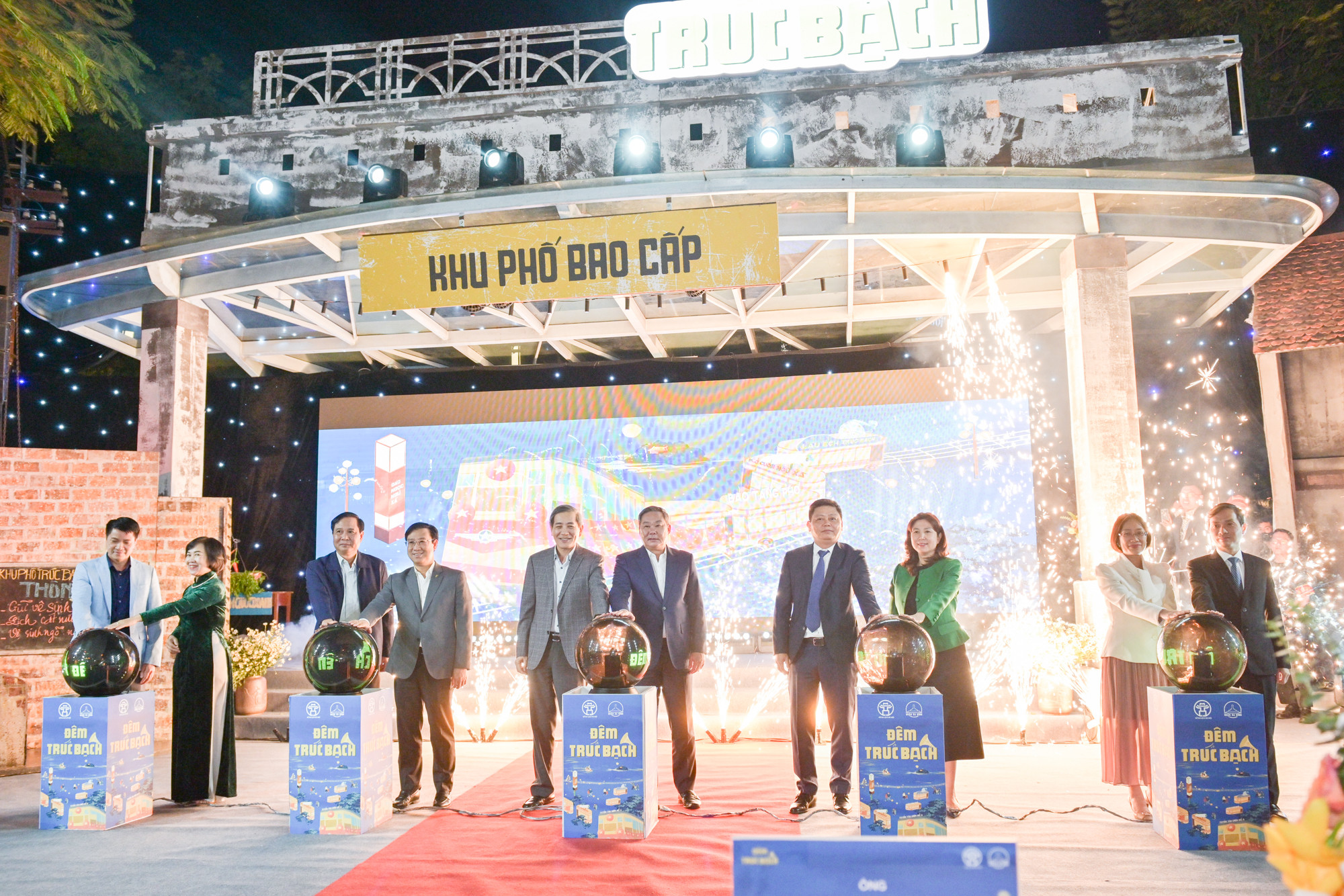 Các đại biểu thực hiện nghi thức khai trương sản phẩm du lịch Tuyến tàu điện số 6.