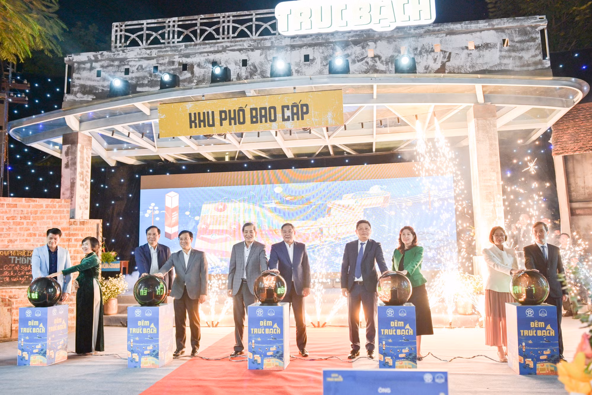 Các đại biểu thực hiện nghi thức khai trương sản phẩm du lịch Tuyến tàu điện số 6.