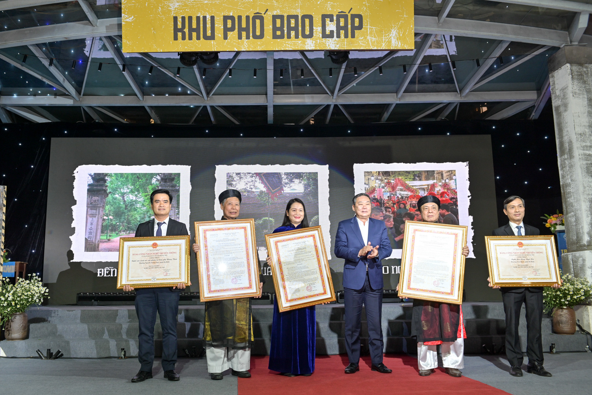 Lãnh đạo thành phố Hà Nội trao Quyết định công nhận 3 Điểm du lịch và 2 Nghề truyền thống tại sự kiện.