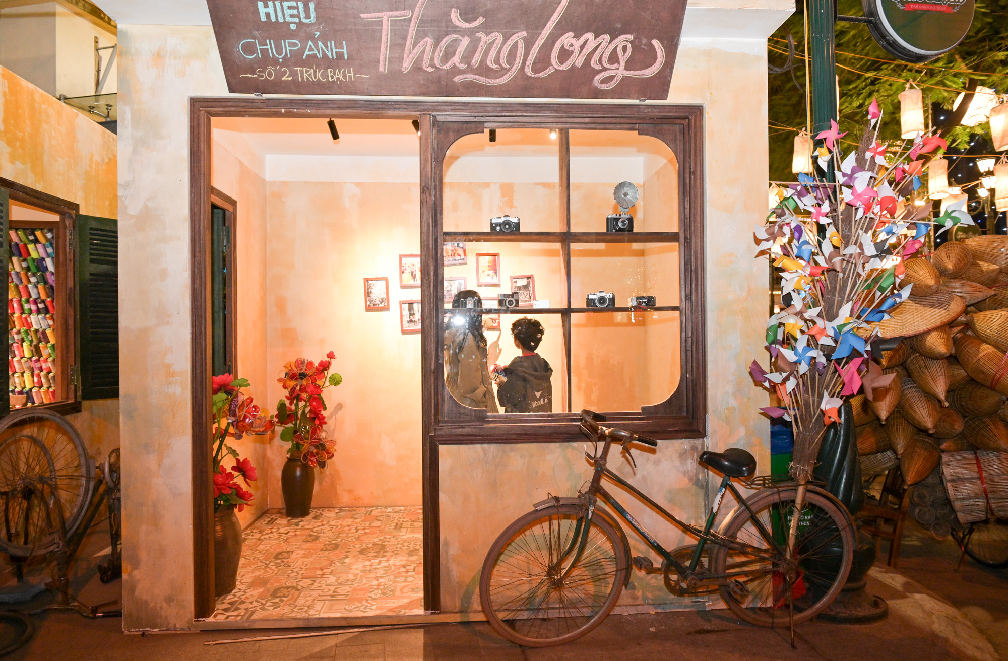 Bối cảnh cả một khu phố mang dấu ấn thời bao cấp.