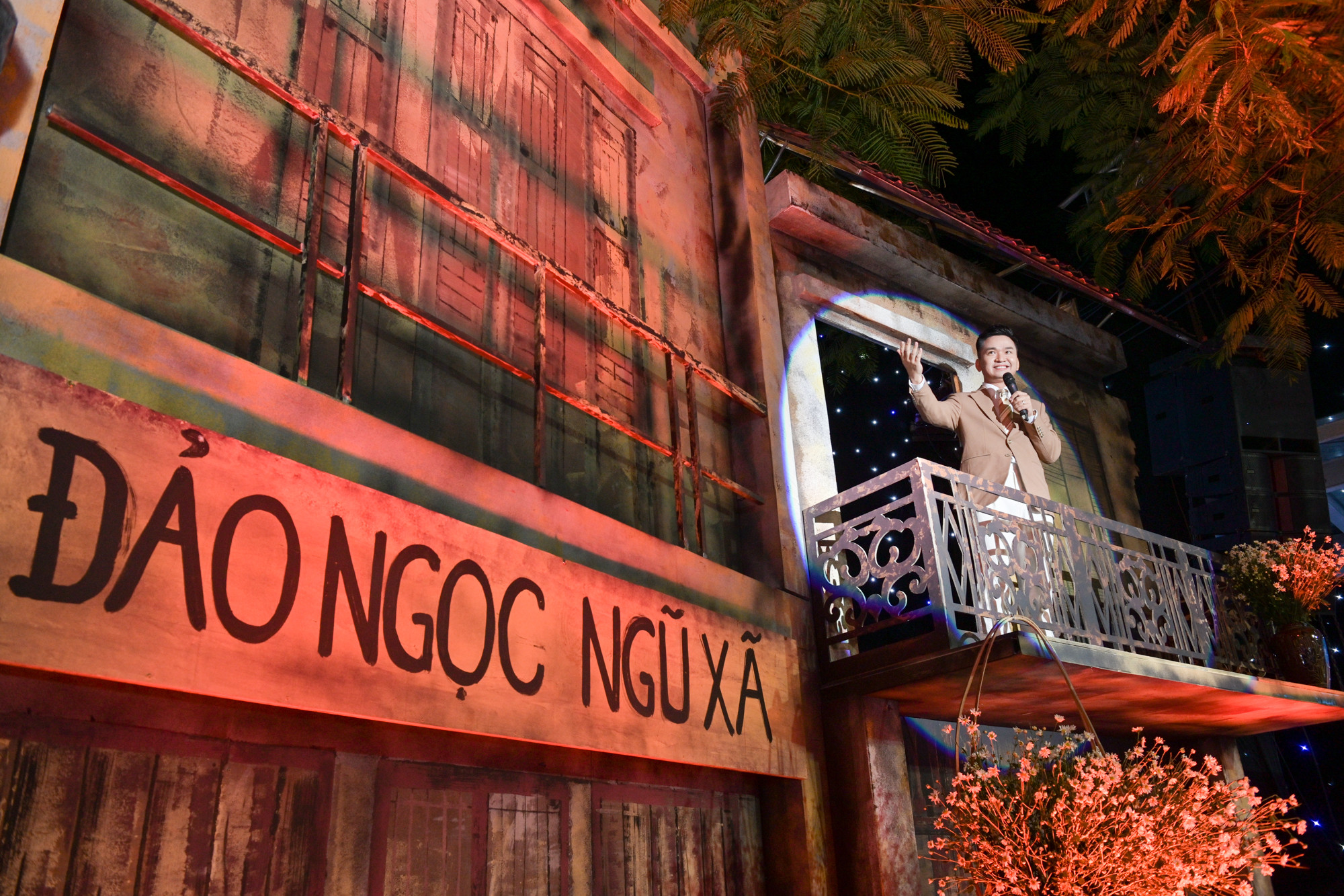 Không gian là những mô hình ngôi nhà cổ trên những con phố của Hà Nội.