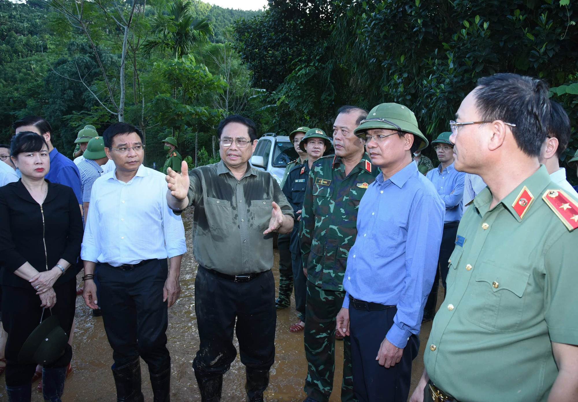 Thủ tướng Phạm Minh Chính chỉ đạo công tác tìm kiếm nạn nhân mất tích do sạt lở đất tại Làng Nủ.