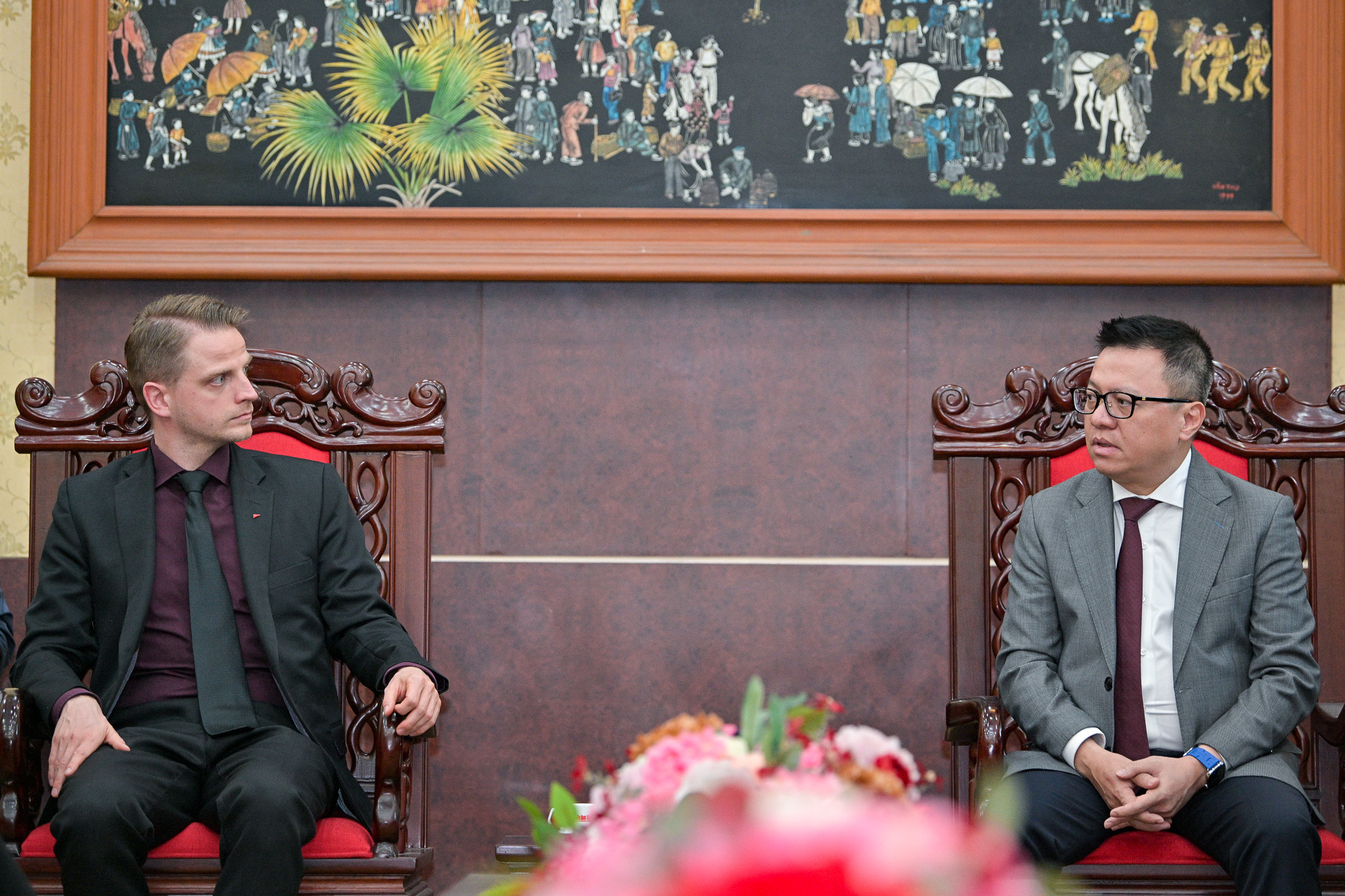 Tổng Biên tập Báo Nhân Dân Lê Quốc Minh trao đổi với Đoàn đại biểu cấp cao Đảng Cánh tả Đức. Tổng Biên tập Báo Nhân Dân Lê Quốc Minh trao đổi với Đoàn đại biểu cấp cao Đảng Cánh tả Đức.