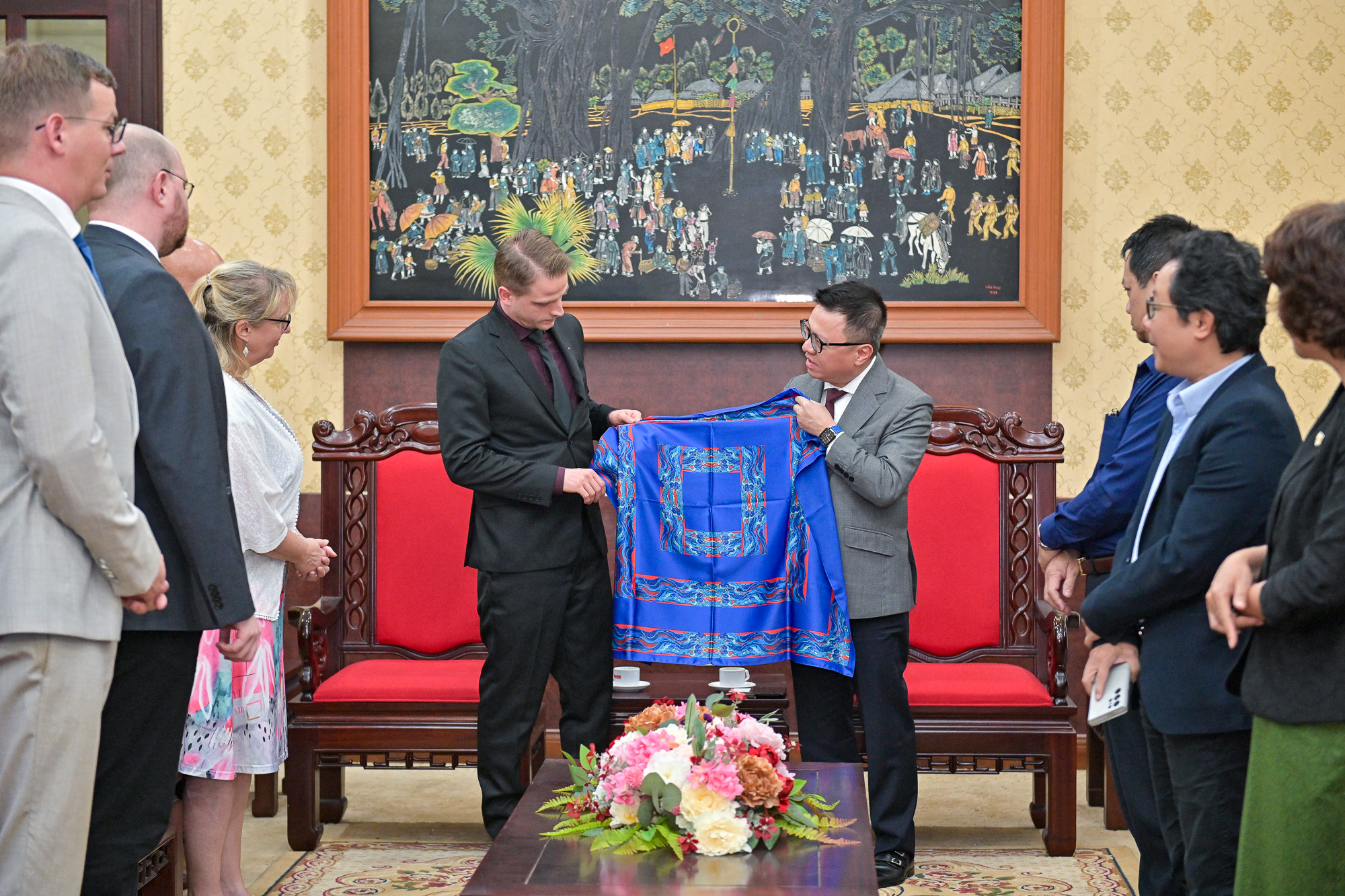 Tổng Biên tập Báo Nhân Dân Lê Quốc Minh tặng Đoàn đại biểu cấp cao Đảng Cánh tả Đức chiếc khăn lụa, một sản phẩm độc đáo của Báo Nhân Dân. Tổng Biên tập Báo Nhân Dân Lê Quốc Minh tặng Đoàn đại biểu cấp cao Đảng Cánh tả Đức chiếc khăn lụa, một sản phẩm độc đáo của Báo Nhân Dân.