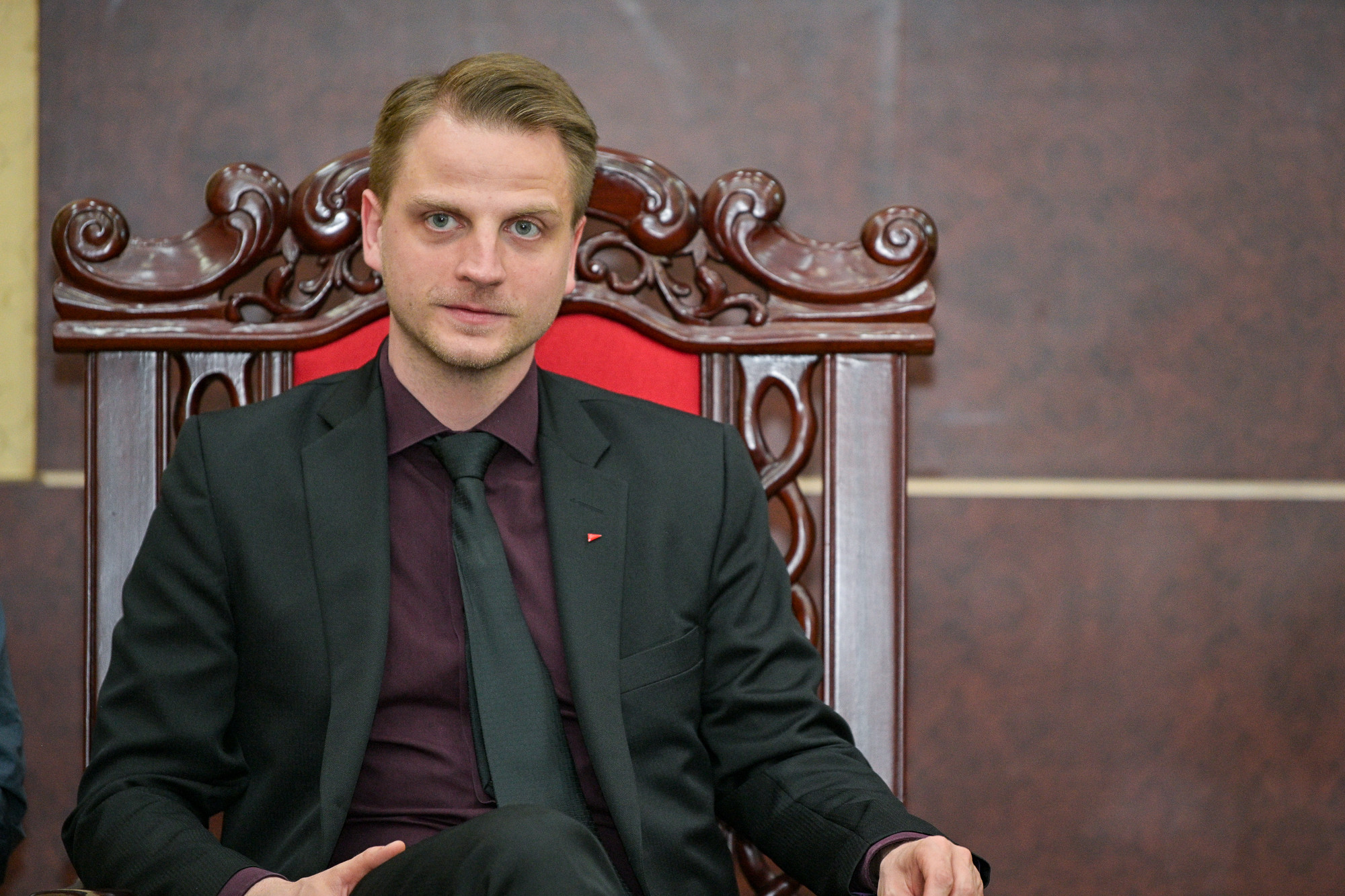 Ông Maximilian Schirmer, Phó Chủ tịch Đảng, Chủ tịch Đảng bộ Đảng Cánh tả tại Berlin. Ông Maximilian Schirmer, Phó Chủ tịch Đảng, Chủ tịch Đảng bộ Đảng Cánh tả tại Berlin.