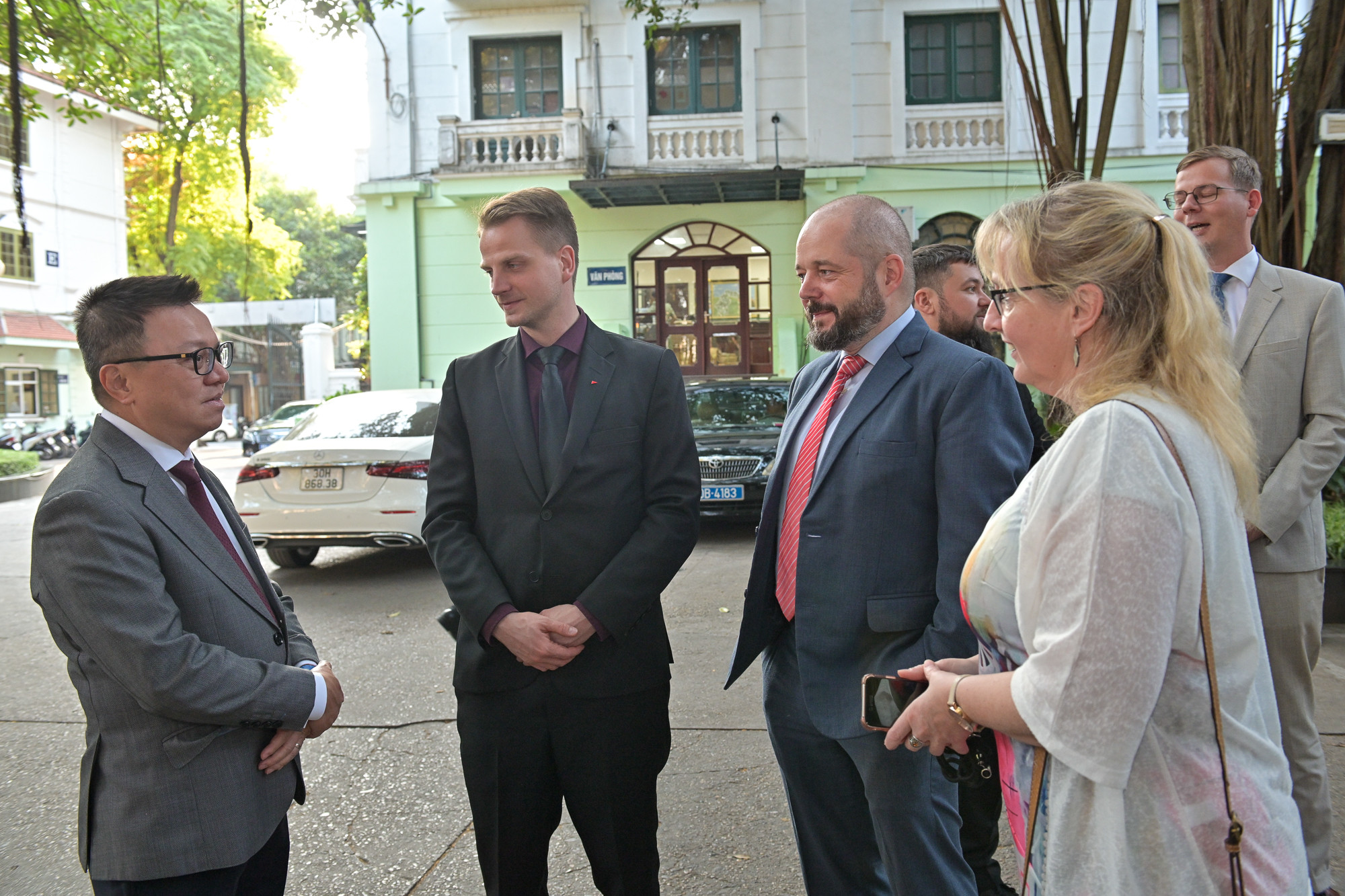 Tổng Biên tập Lê Quốc Minh trao đổi cùng đoàn tại sân tòa soạn Báo Nhân Dân. Tổng Biên tập Lê Quốc Minh trao đổi cùng đoàn tại sân tòa soạn Báo Nhân Dân.