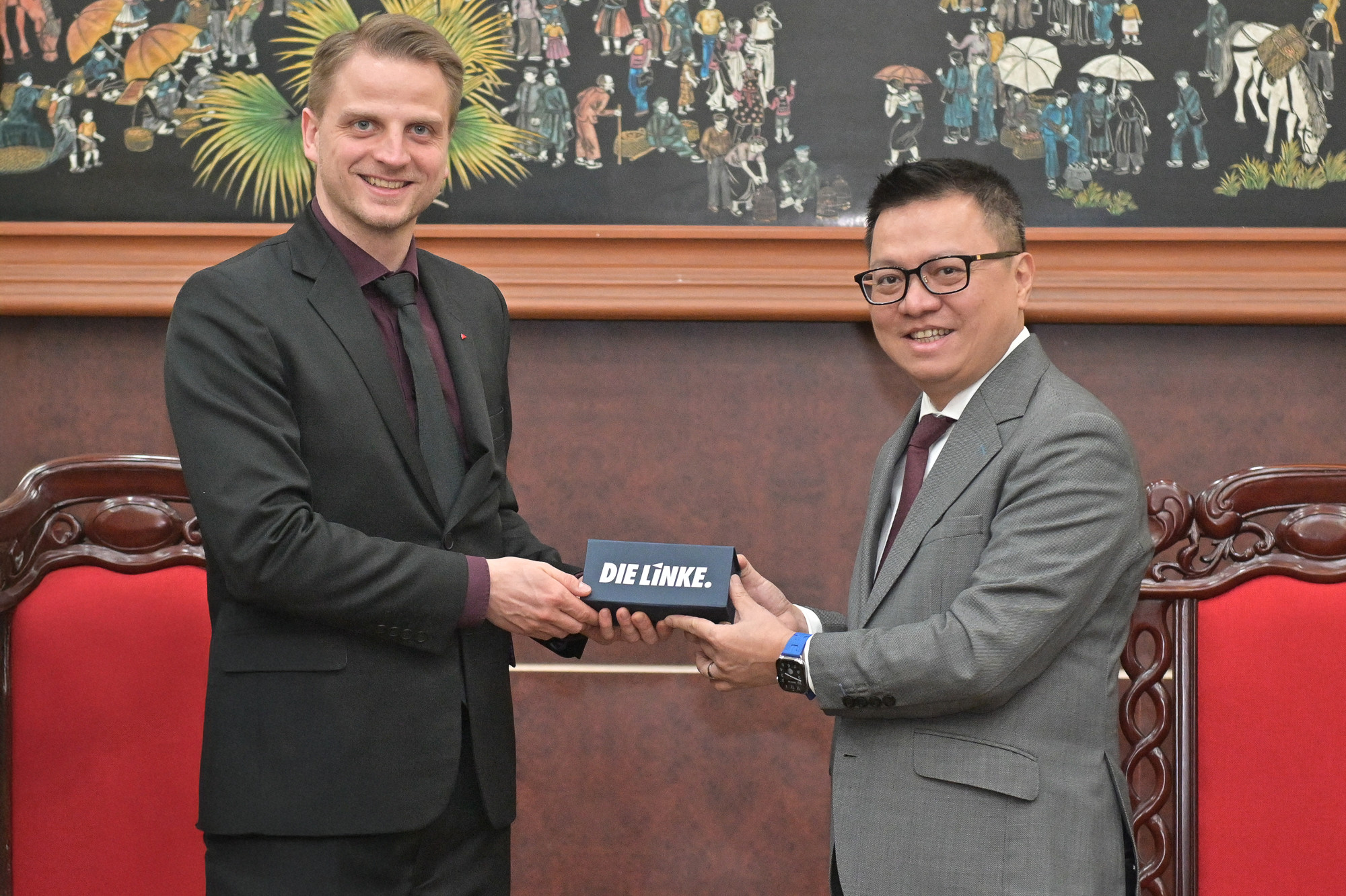 Ông Maximilian Schirmer, Phó Chủ tịch Đảng, Chủ tịch Đảng bộ Đảng Cánh tả tại Berlin đại diện đoàn trao quà lưu niệm, tặng Tổng Biên tập Báo Nhân Dân Lê Quốc Minh. Ông Maximilian Schirmer, Phó Chủ tịch Đảng, Chủ tịch Đảng bộ Đảng Cánh tả tại Berlin đại diện đoàn trao quà lưu niệm, tặng Tổng Biên tập Báo Nhân Dân Lê Quốc Minh.