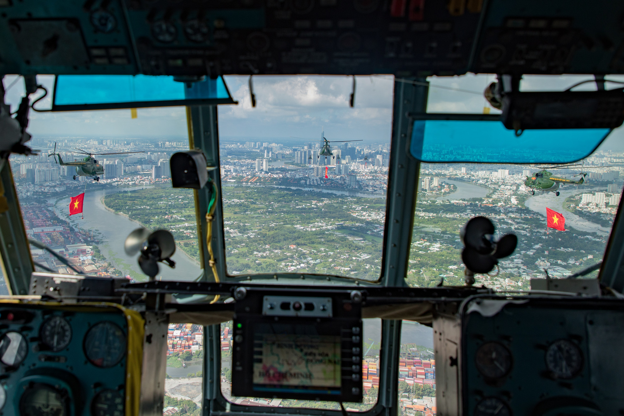 Bên trong buồng lái máy bay trực thăng.