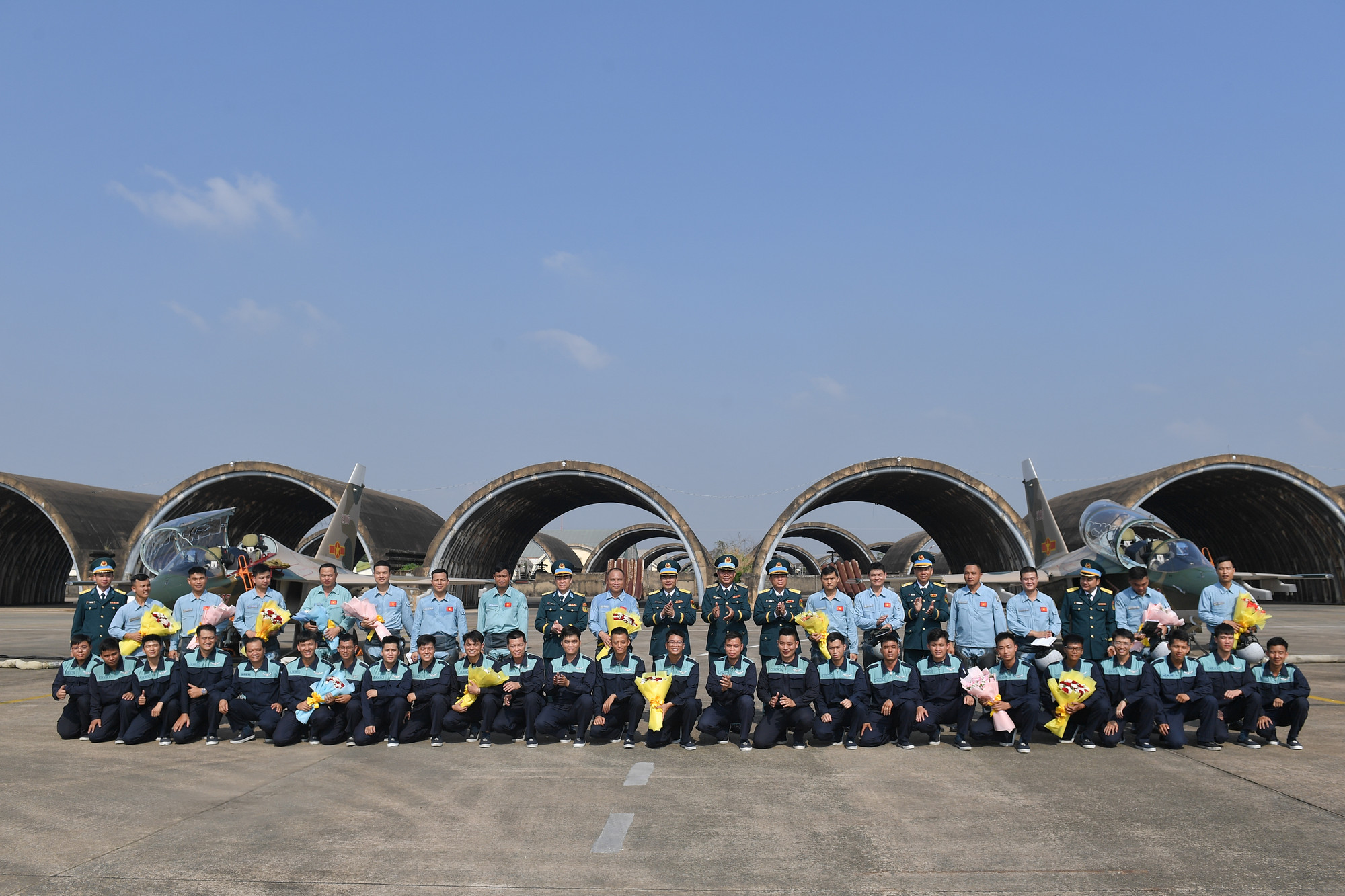 Đại tá Nguyễn Huy Tuấn - Phó Chính ủy Quân chủng Phòng không - Không quân tặng hoa chúc mừng cán bộ, phi công, nhân viên kỹ thuật thực hiện nhiệm vụ A50.