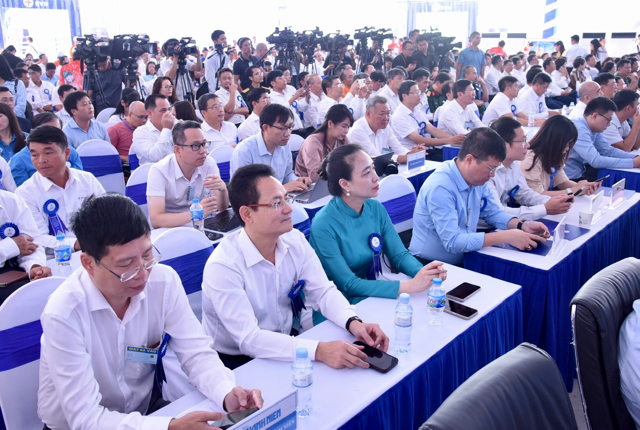 Các đại biểu tham dự buổi lễ.