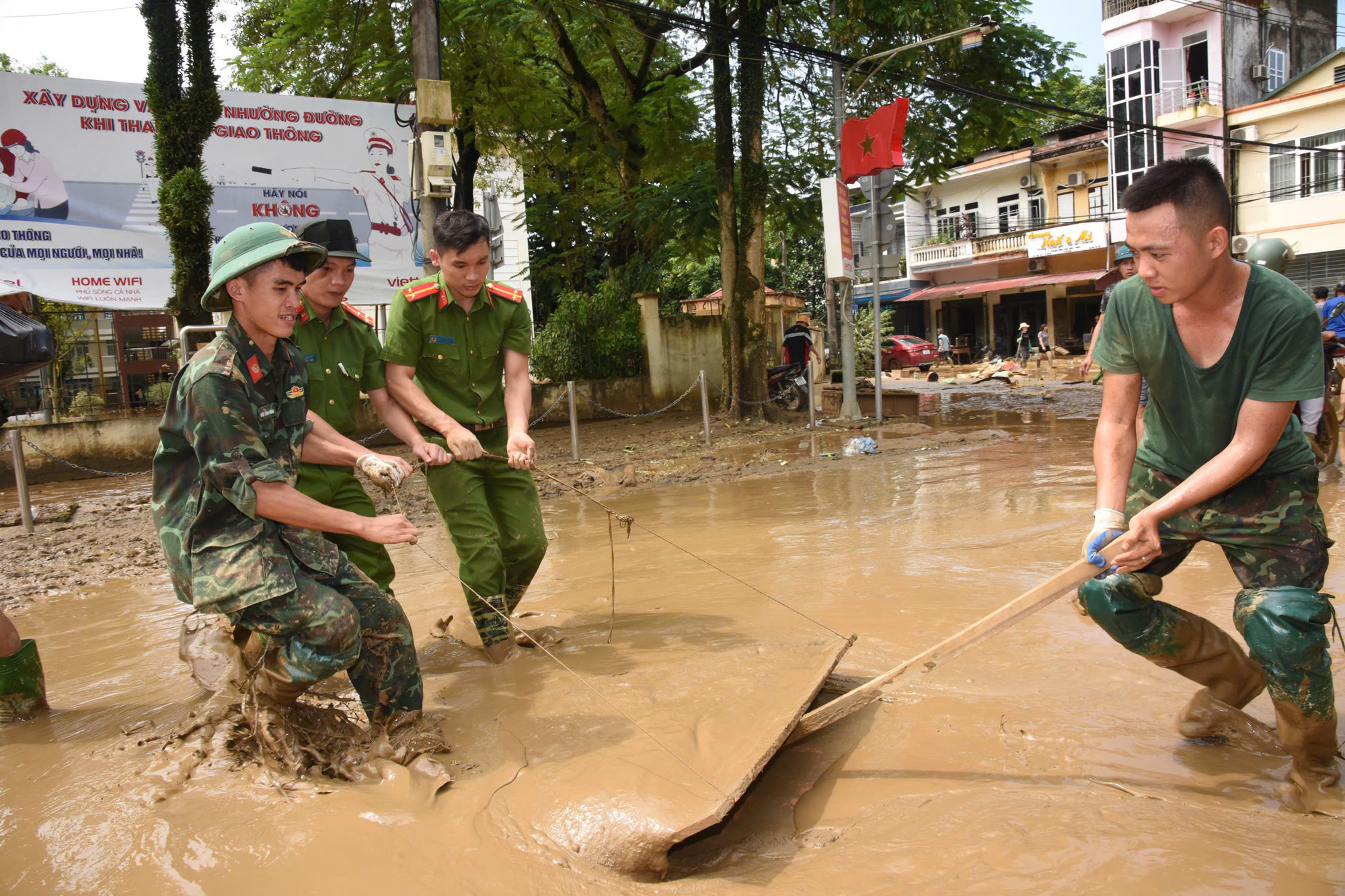 Lực lượng quân đội, công an tham gia khắc phục hậu quả mưa lũ gây ra tại thành phố Yên Bái.