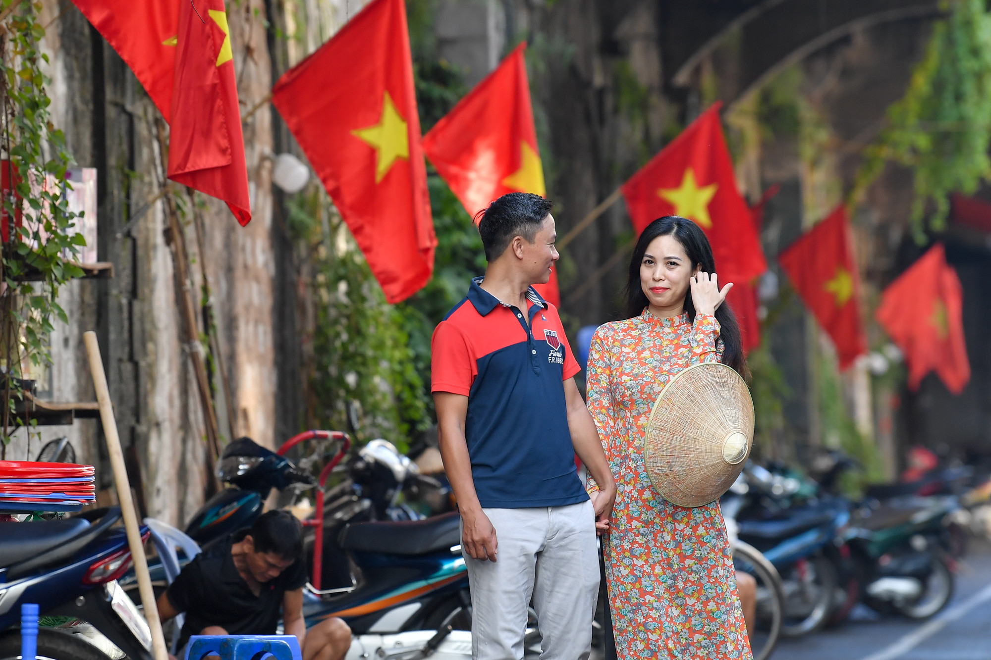 Nhiều cờ đỏ sao vàng được treo dọc theo các con phố để chào mừng ngày Tết Độc lập.