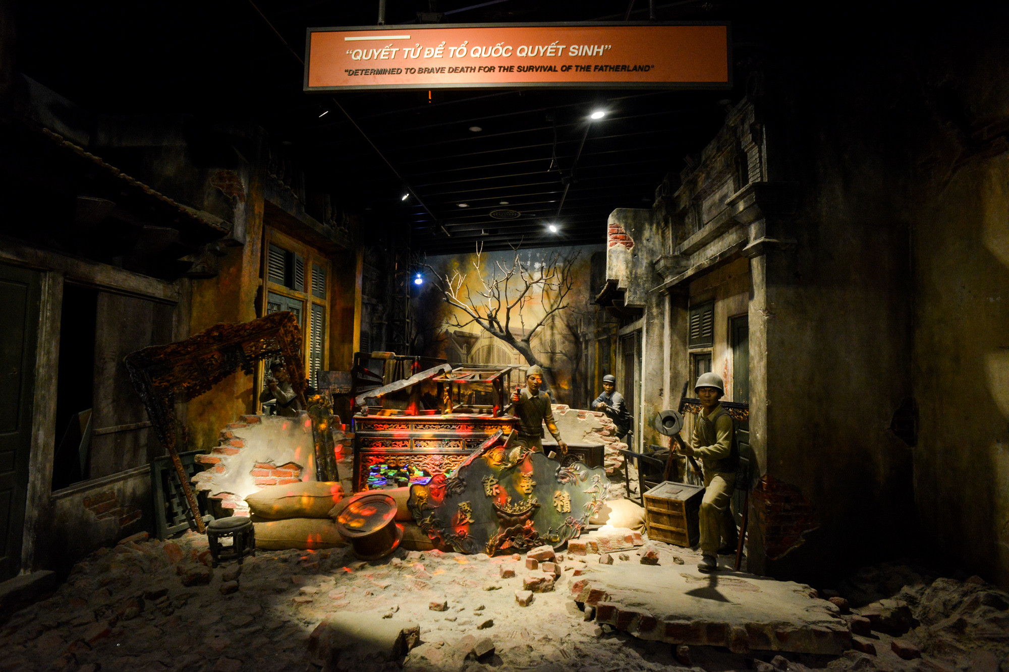 Không gian trưng bày chủ đề 4, ngoài trưng bày hiện vật còn có các mô hình hoạt cảnh sinh động với tỷ lệ 1:1, làm sống lại không gian phố phường Hà Nội trong cuộc chiến đấu 60 ngày đêm bảo vệ Thủ đô.